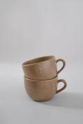 LOT DE DEUX TASSES EN GRÈS MARRON/BEIGE