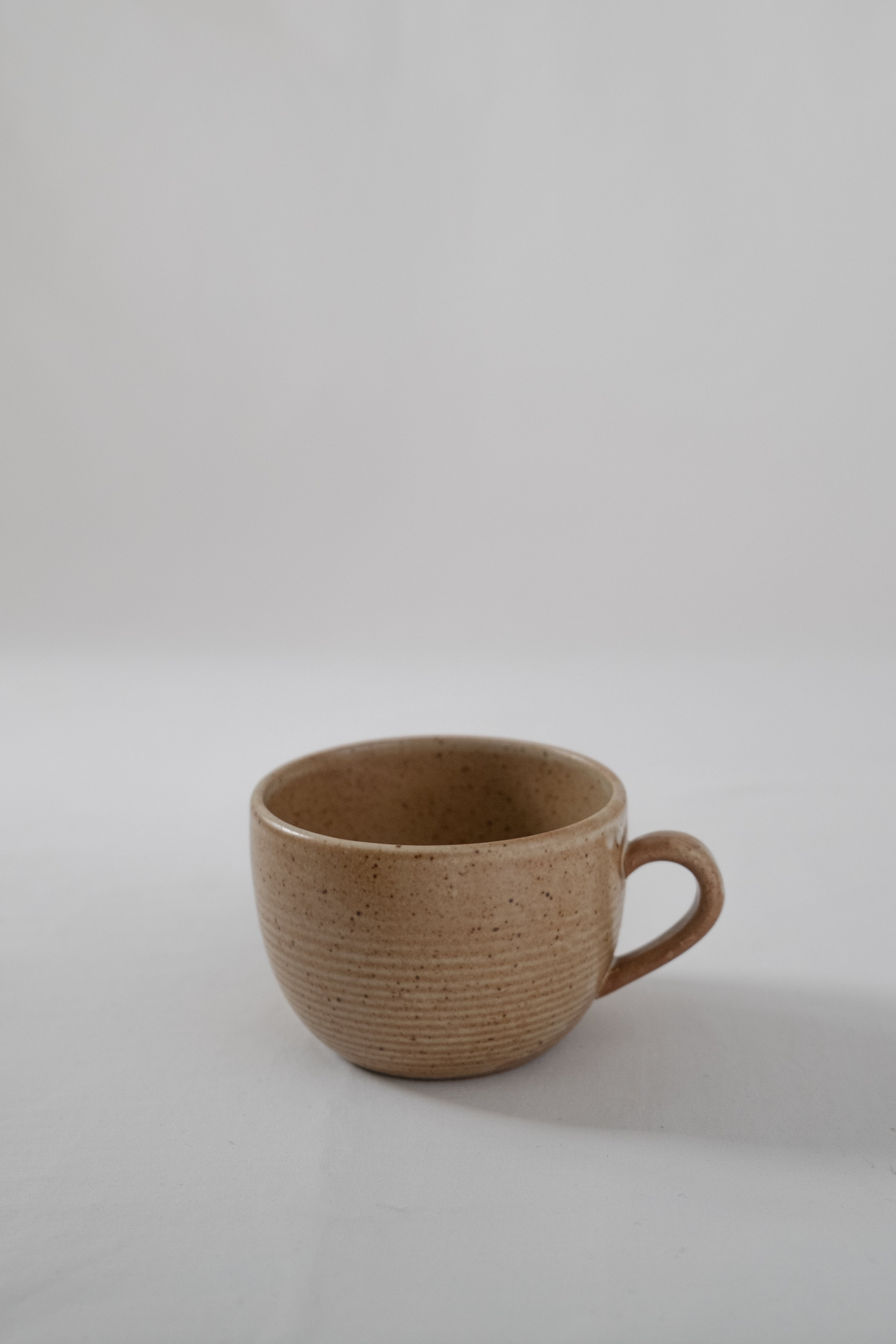 LOT DE DEUX TASSES EN GRÈS MARRON/BEIGE