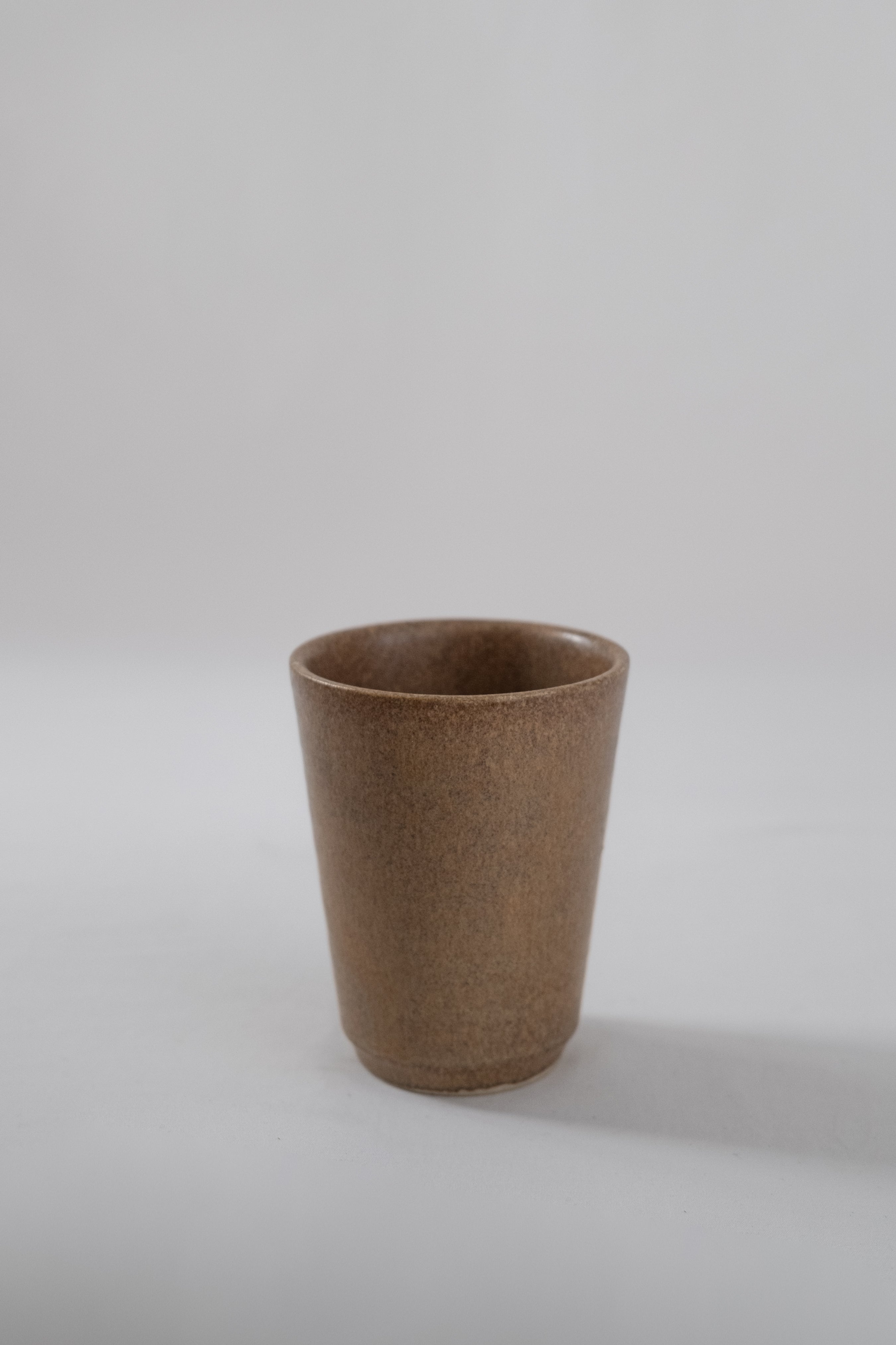 LOT DE QUATRE VERRES EN GRÈS MARRON