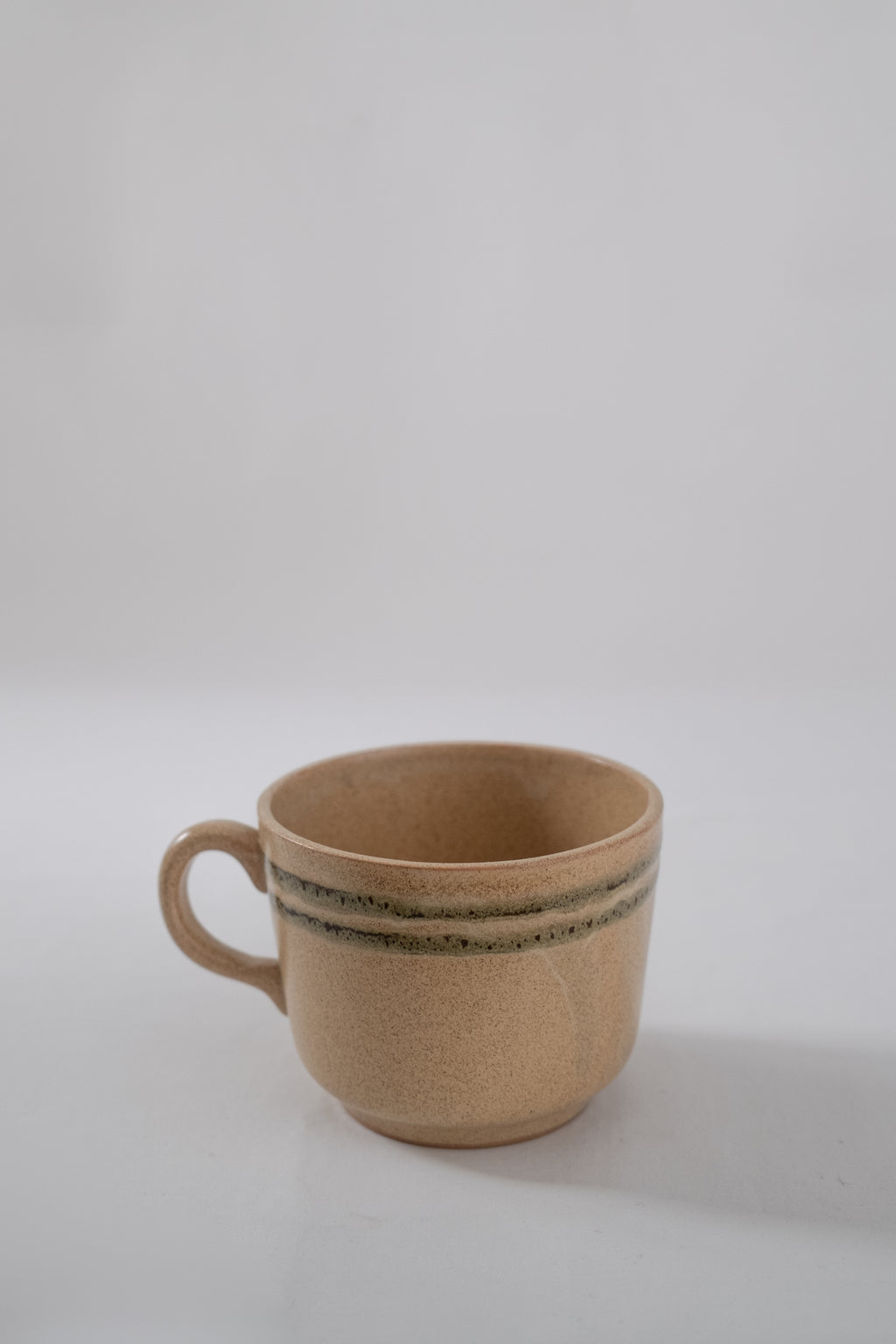 TASSE EN GRÈS BRUN/ORANGÉ