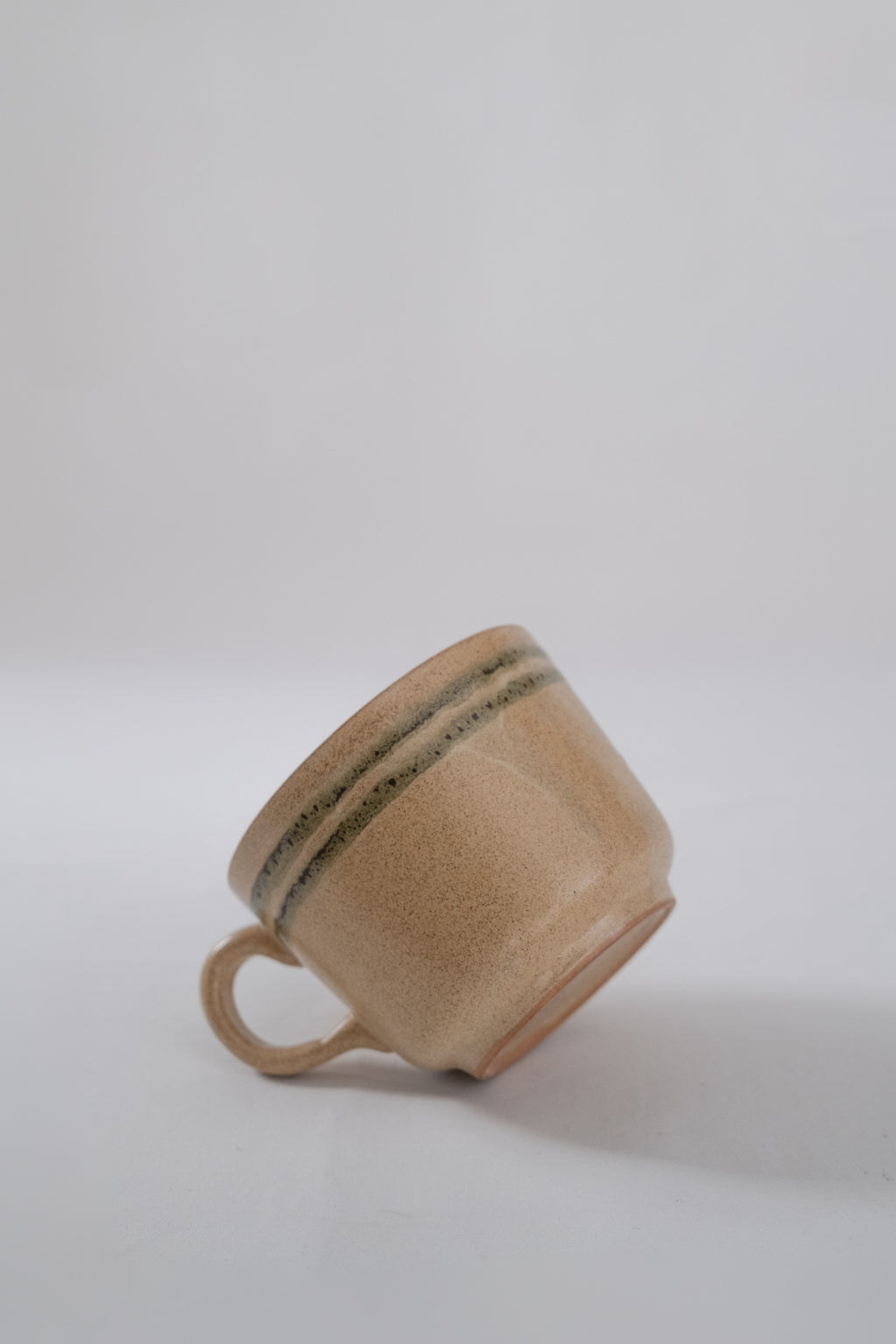TASSE EN GRÈS BRUN/ORANGÉ