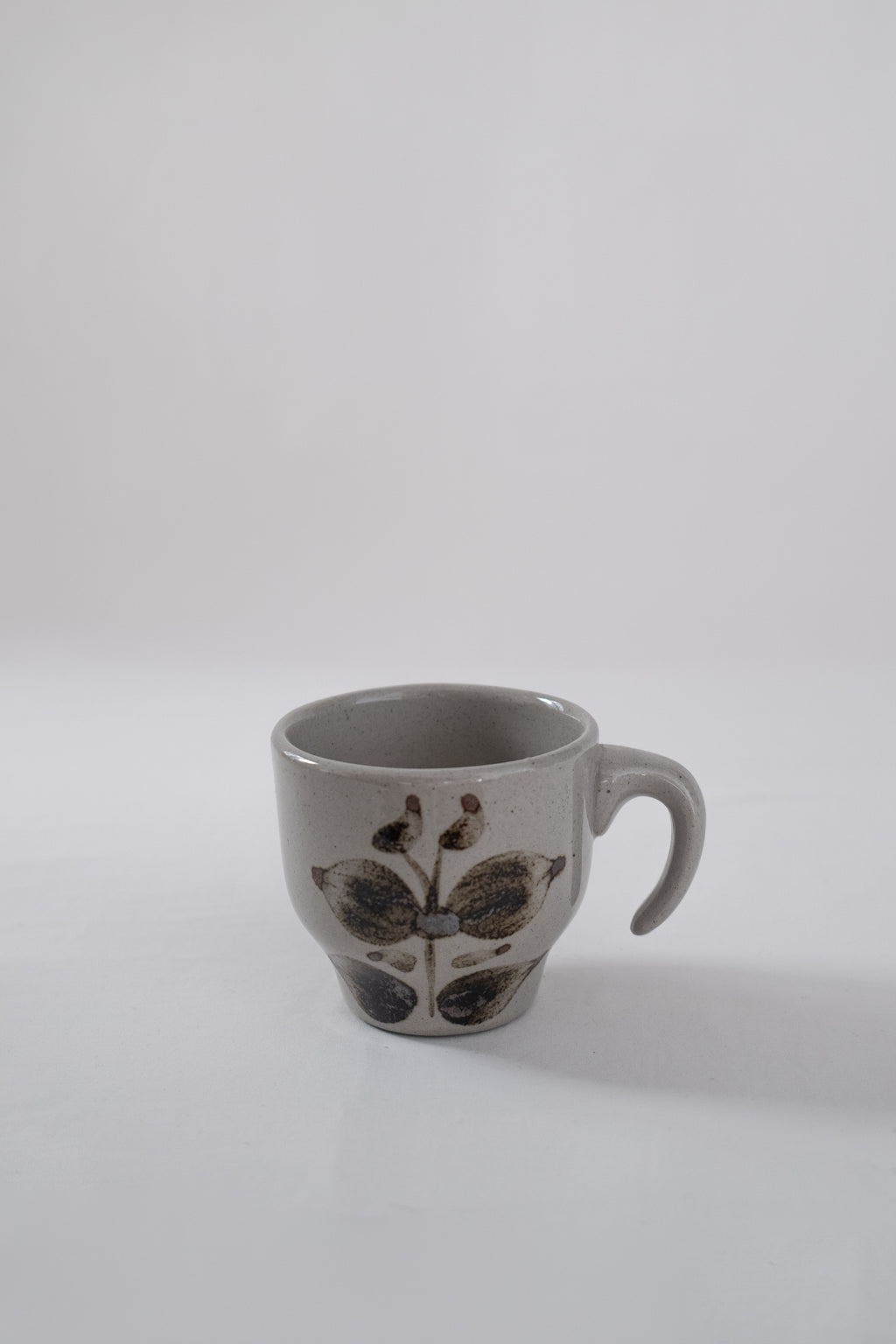 TASSE GRISE EN CÉRAMIQUE AVEC MOTIF FLEURI