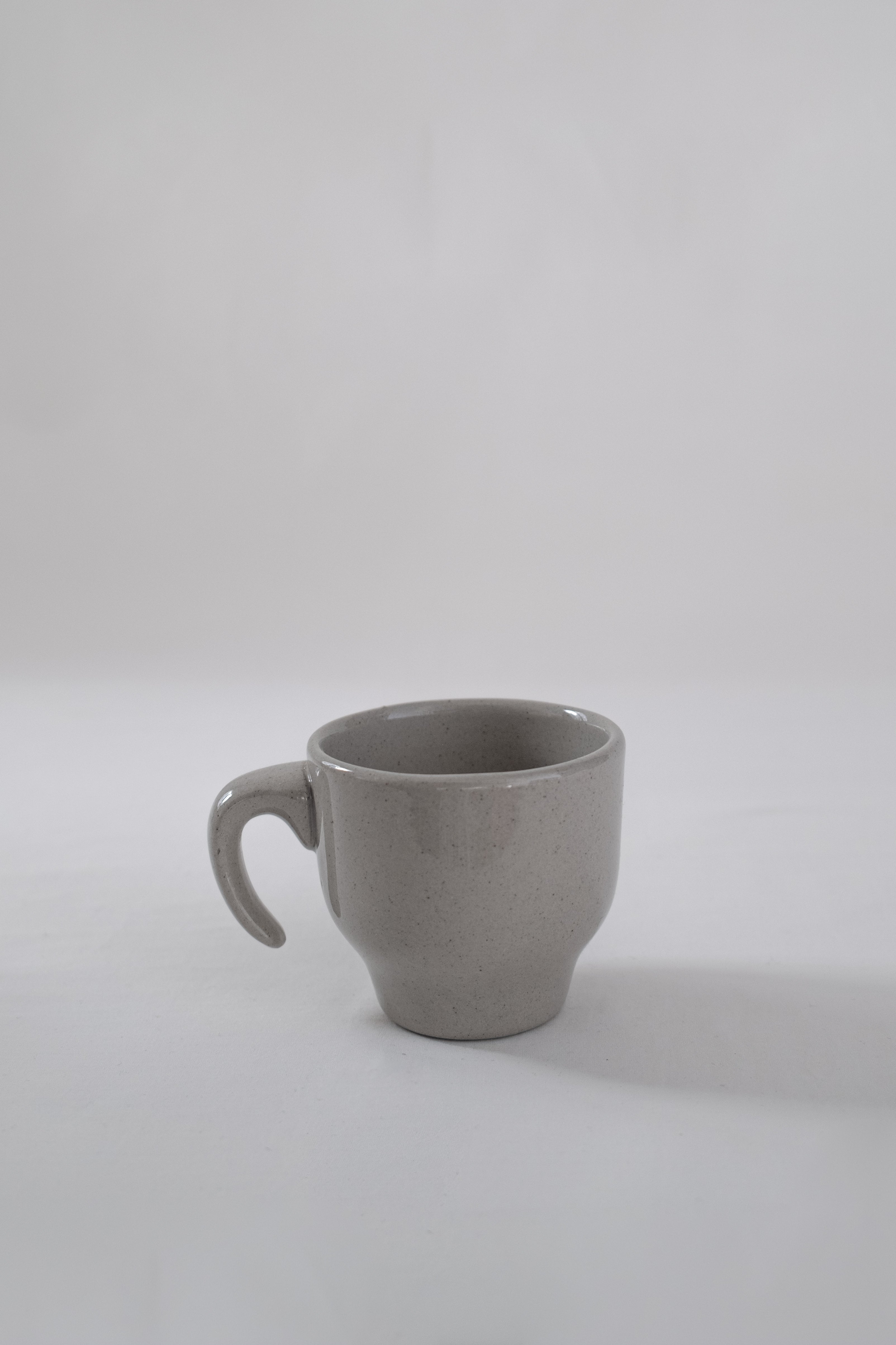 TASSE GRISE EN CÉRAMIQUE AVEC MOTIF FLEURI