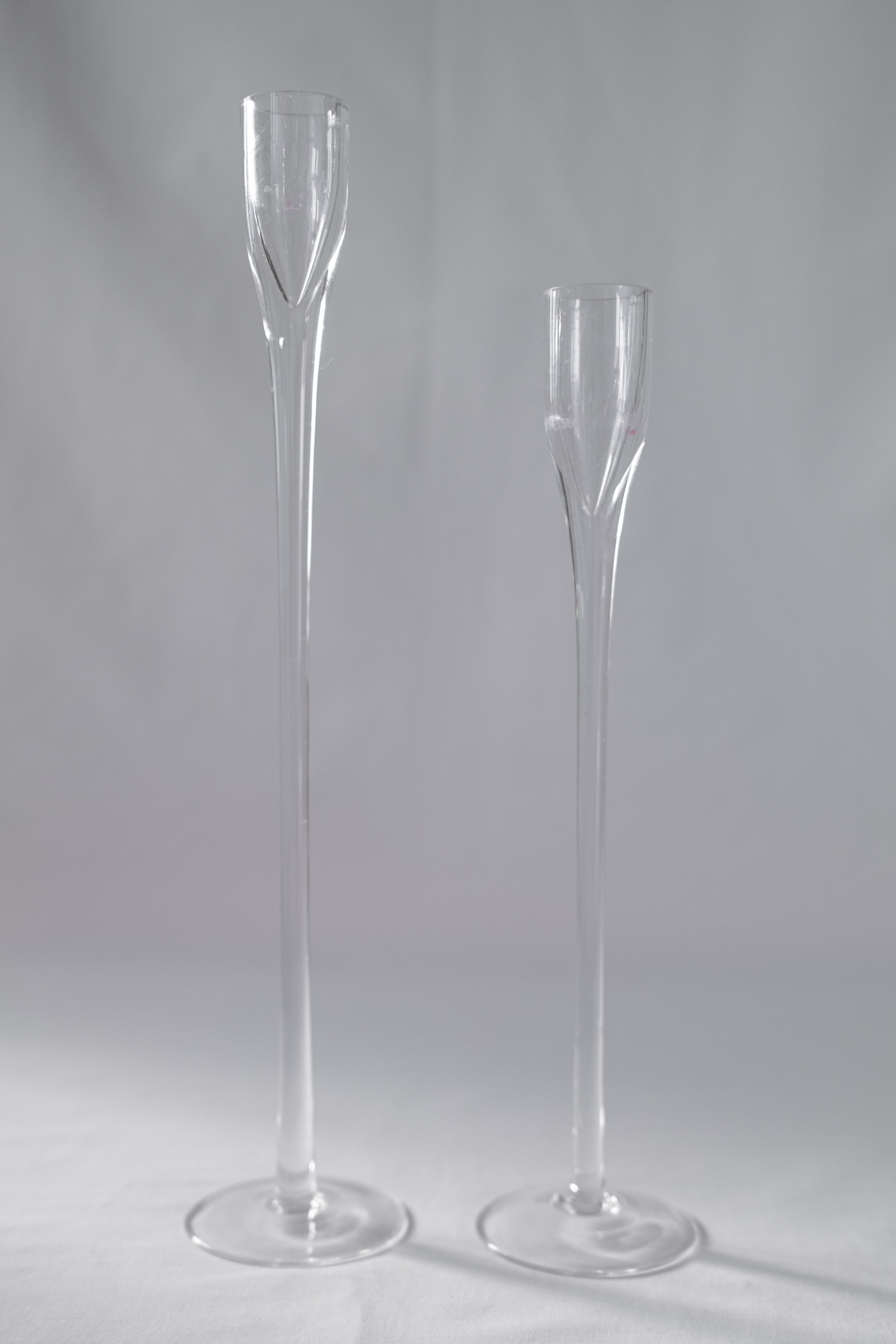 LOT DE DEUX BOUGEOIRS EN VERRE
