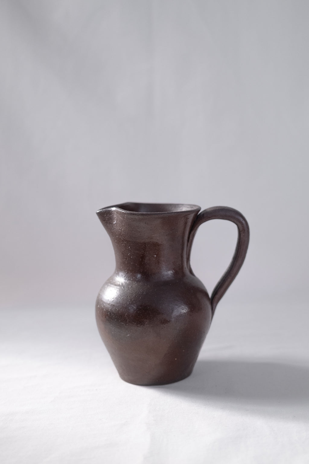 CARAFE EN GRÈS BRUN/BORDEAUX