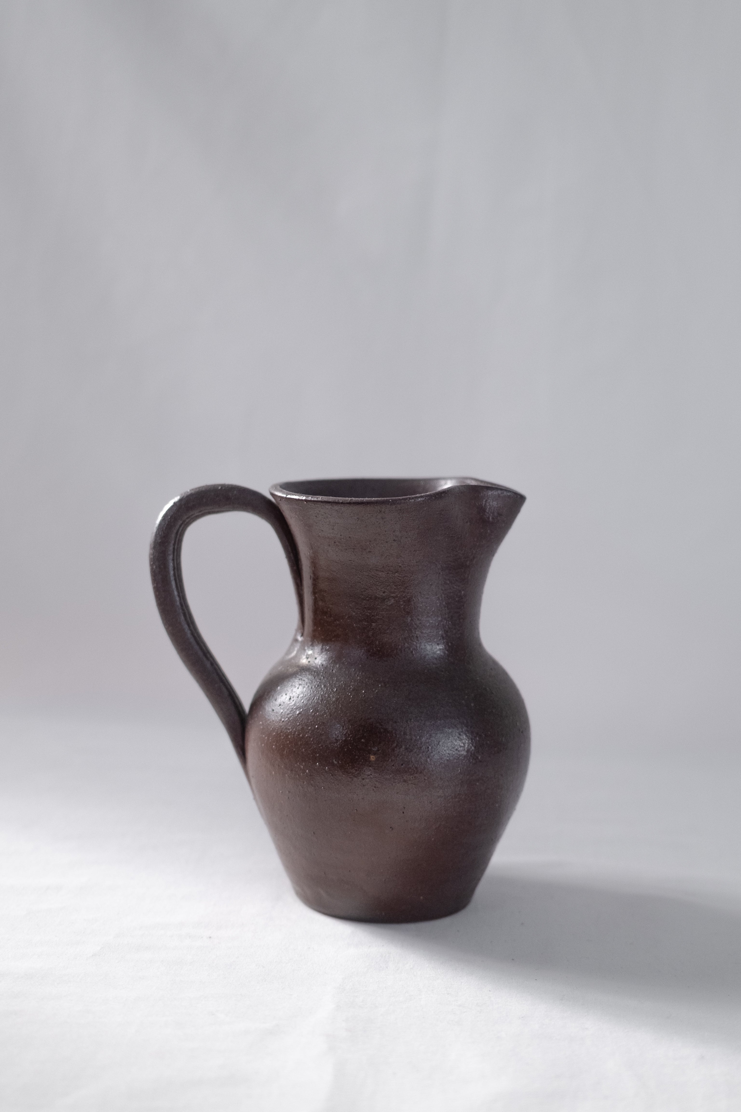 CARAFE EN GRÈS BRUN/BORDEAUX