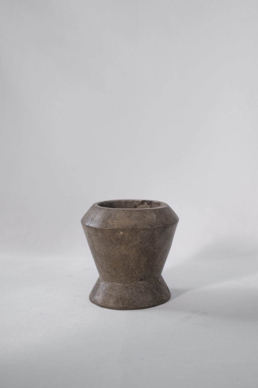 BOUGEOIR EN BÉTON GRIS