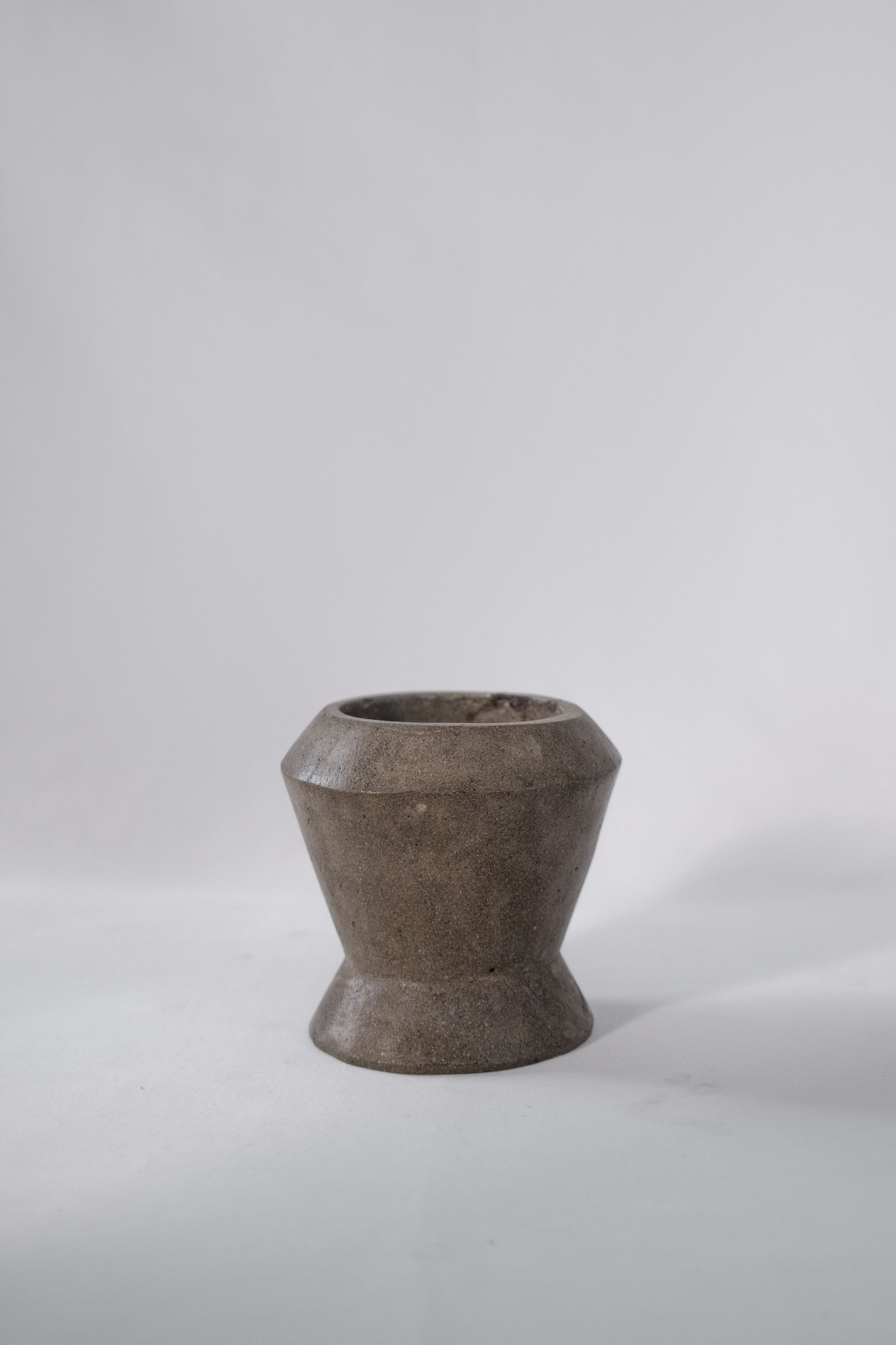 BOUGEOIR EN BÉTON GRIS