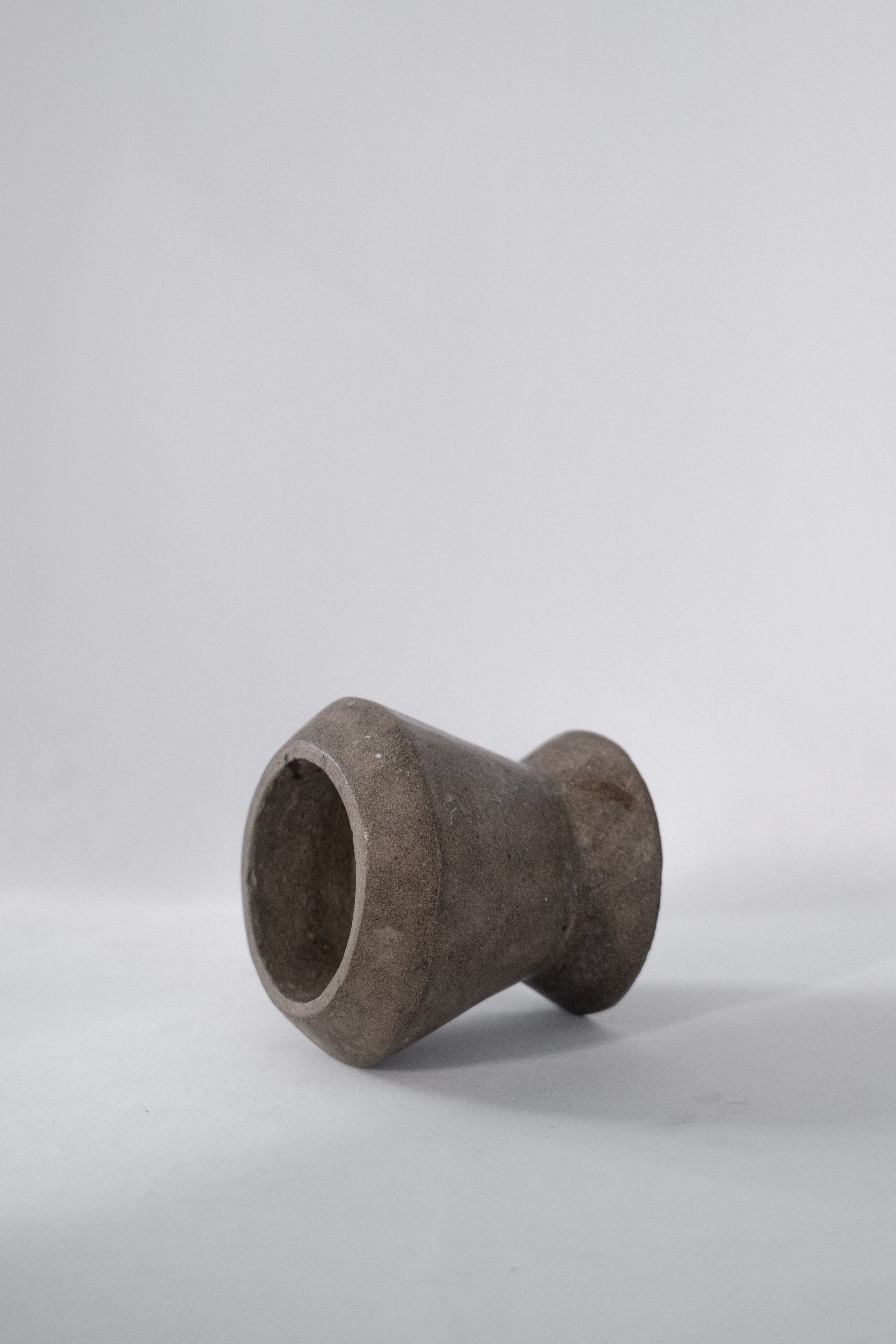 BOUGEOIR EN BÉTON GRIS