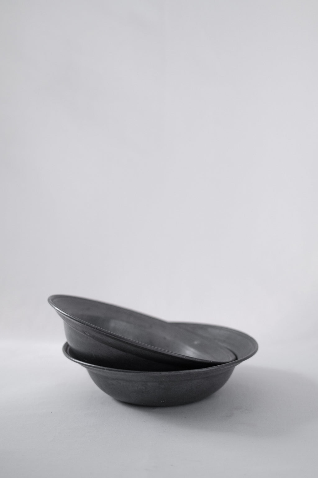 LOT DE DEUX ASSIETTES CREUSES EN ÉTAIN