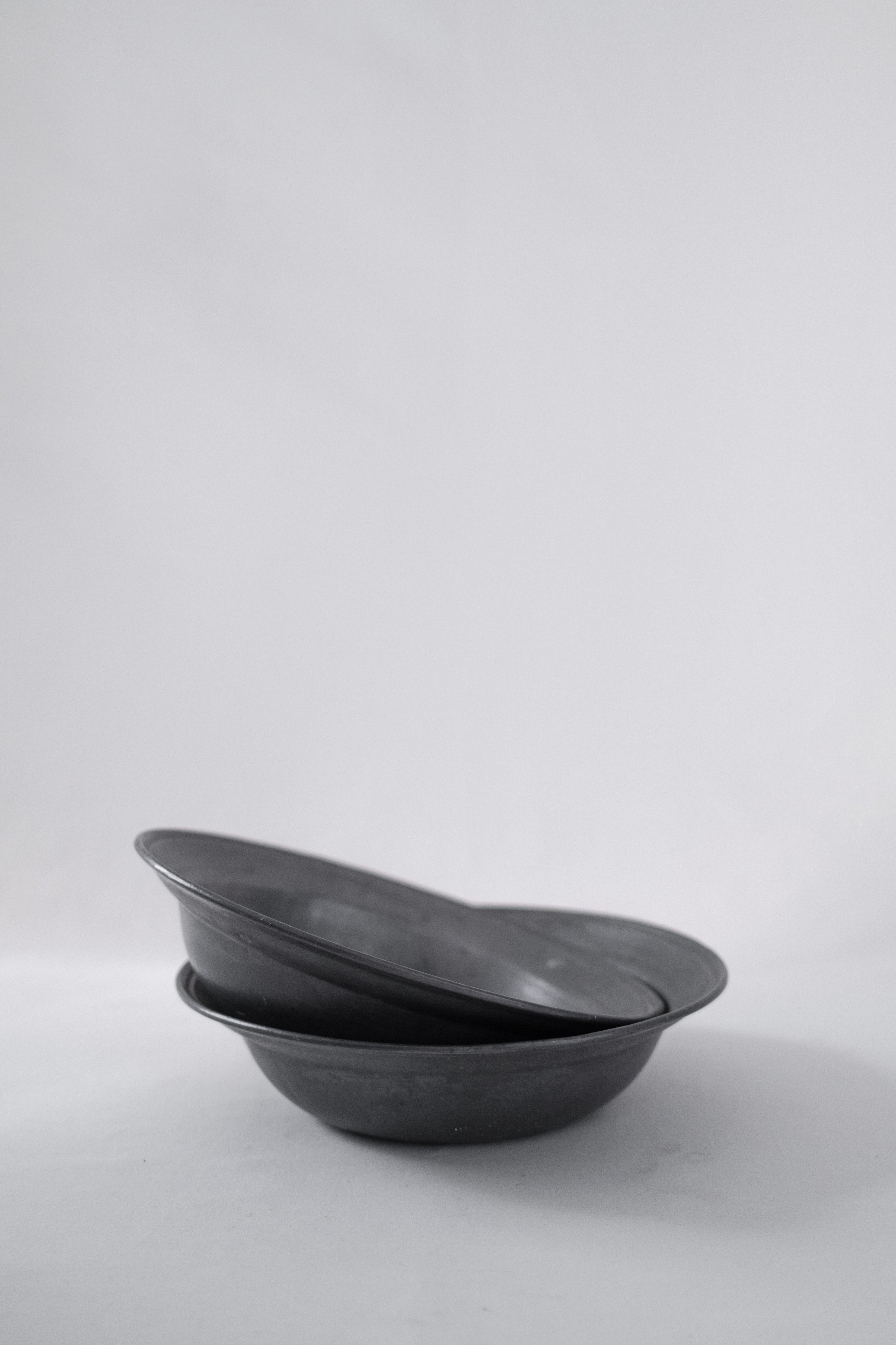 LOT DE DEUX ASSIETTES CREUSES EN ÉTAIN