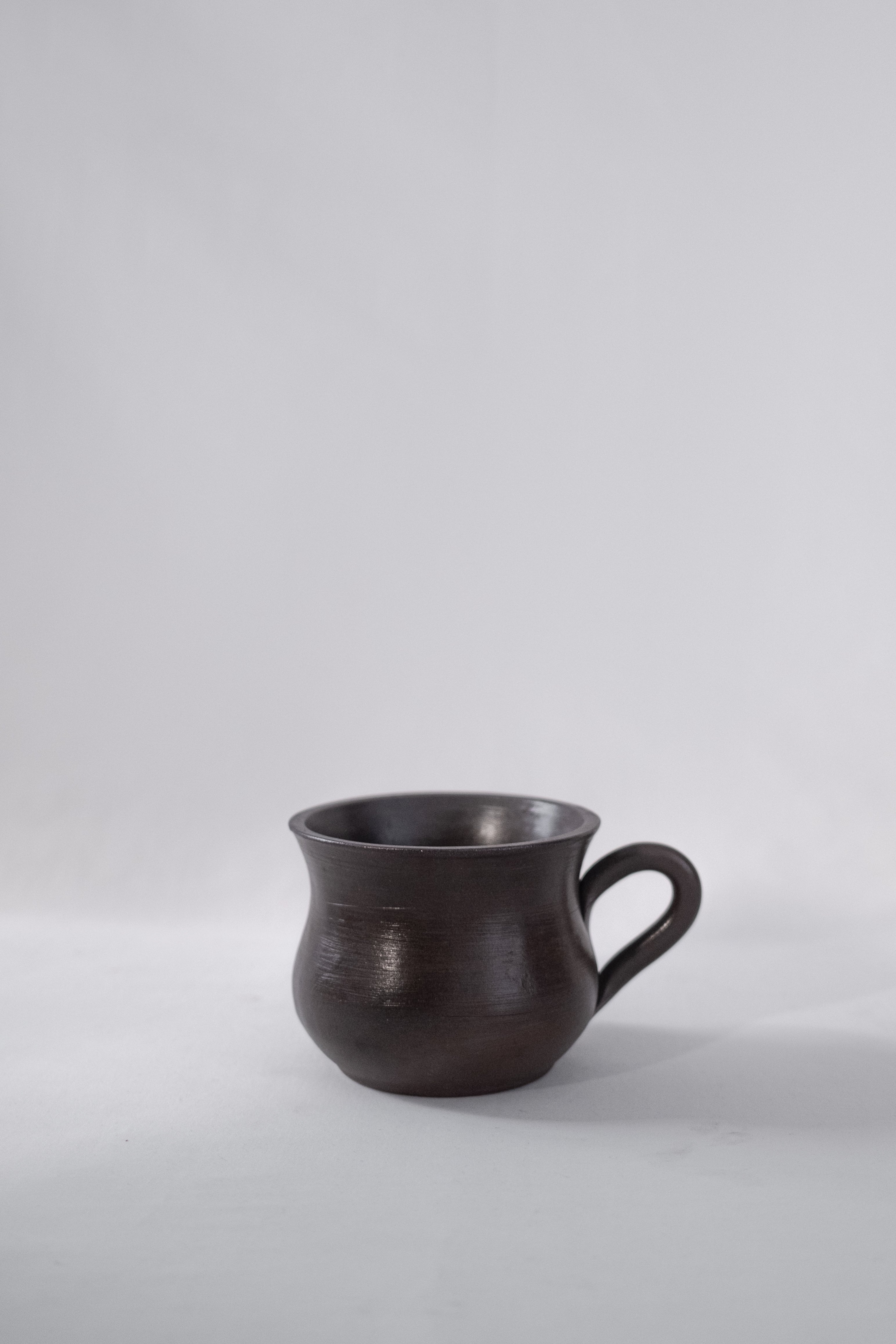 GROSSE TASSE EN CÉRAMIQUE BRUN/PRUNE
