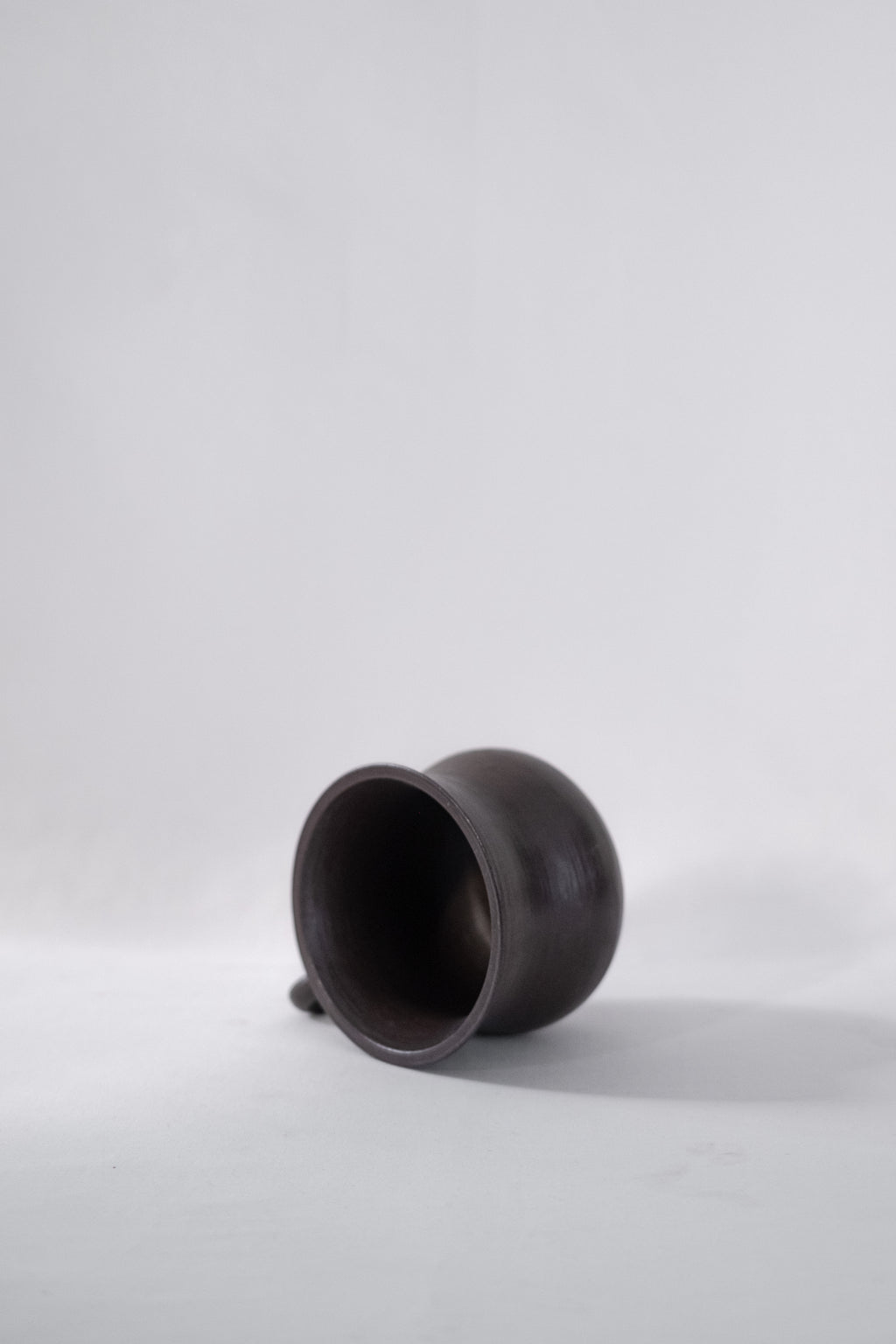 GROSSE TASSE EN CÉRAMIQUE BRUN/PRUNE