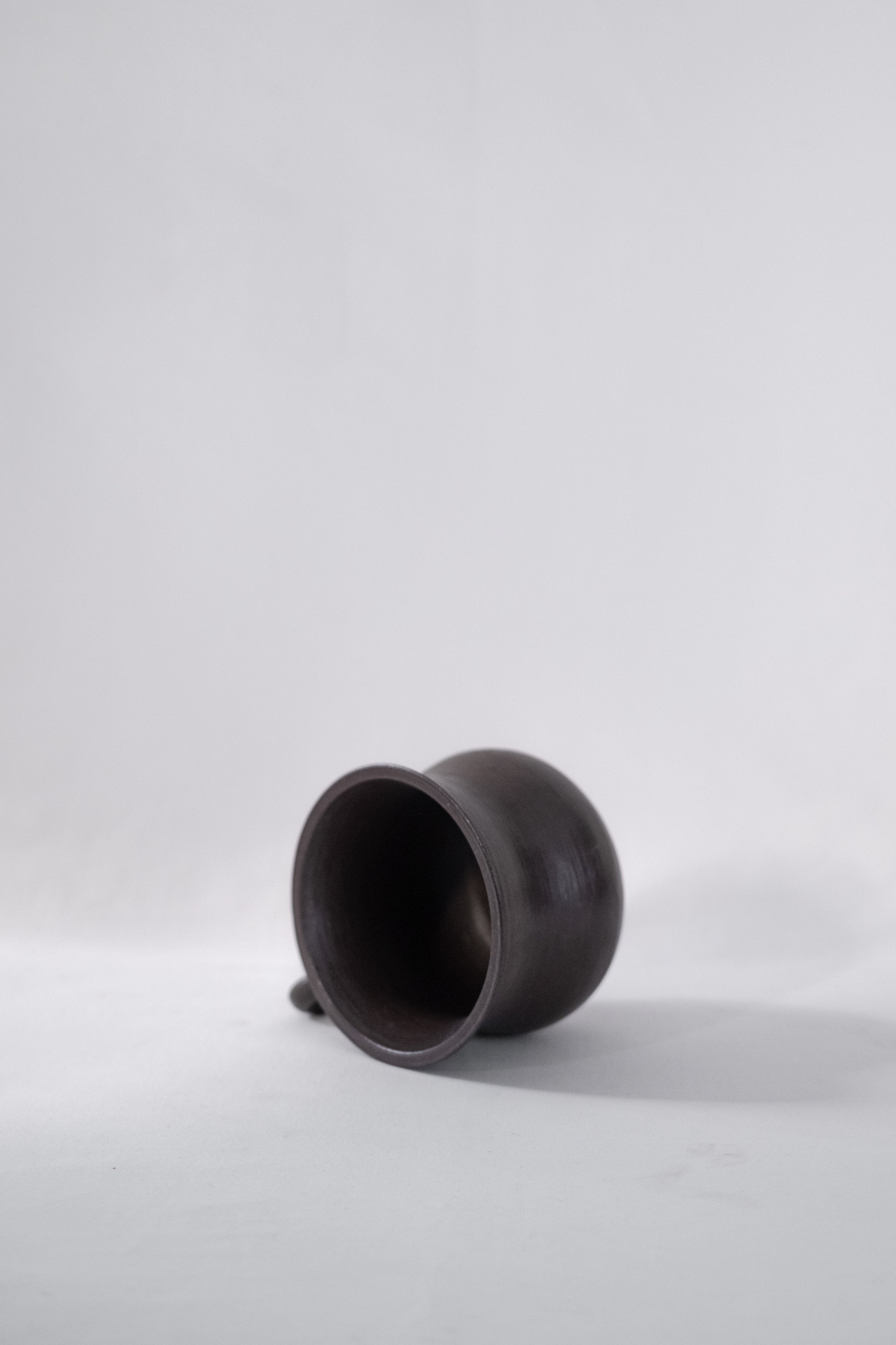 GROSSE TASSE EN CÉRAMIQUE BRUN/PRUNE