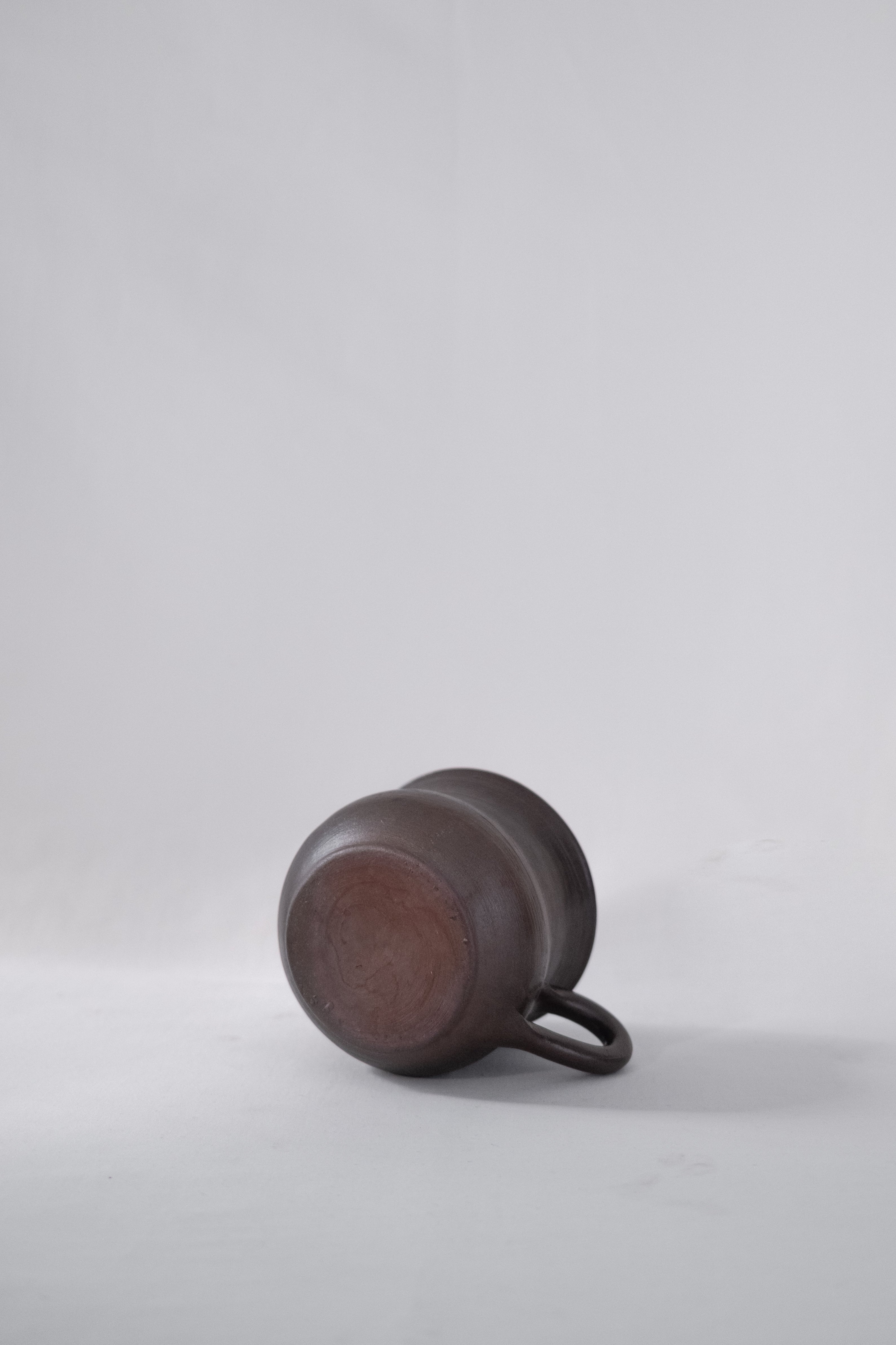 GROSSE TASSE EN CÉRAMIQUE BRUN/PRUNE