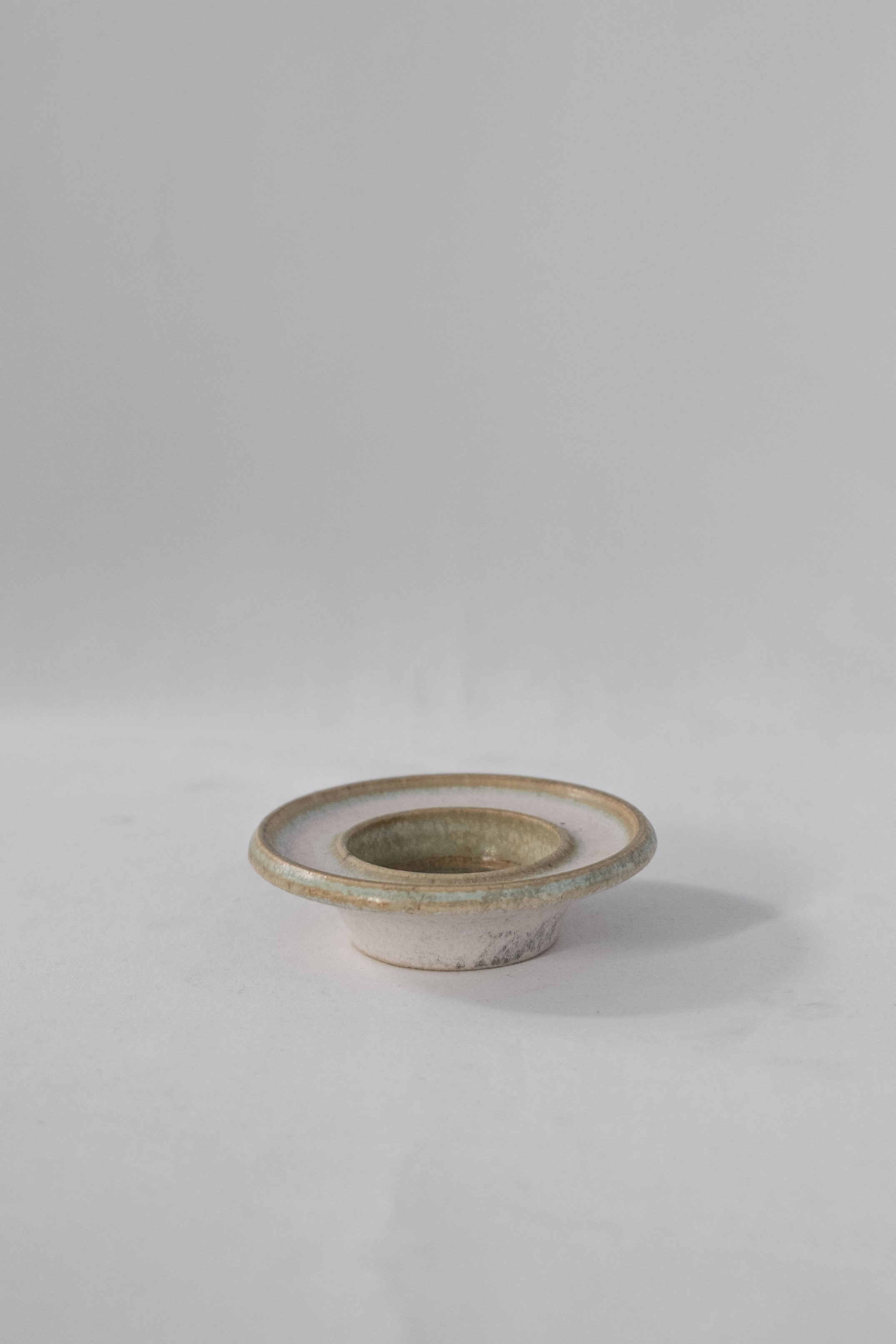 BOUGEOIR EN CÉRAMIQUE BEIGE/VERDATRE