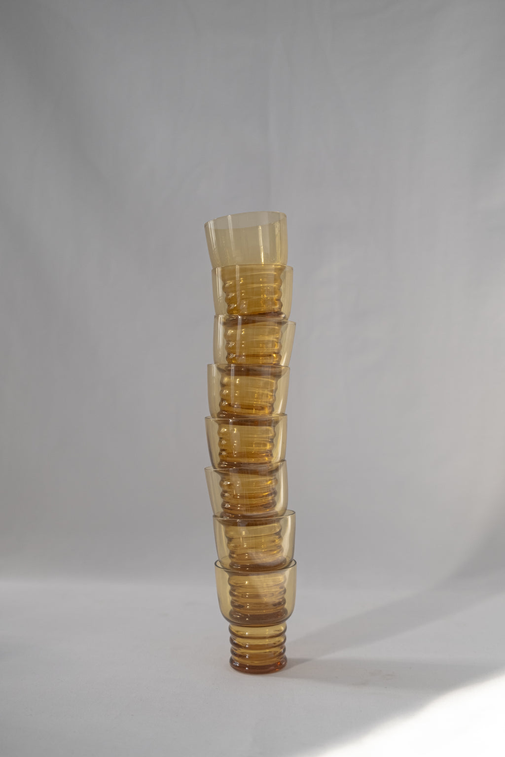 LOT DE HUIT VERRES À DIGESTIF EN VERRE ORANGÉS