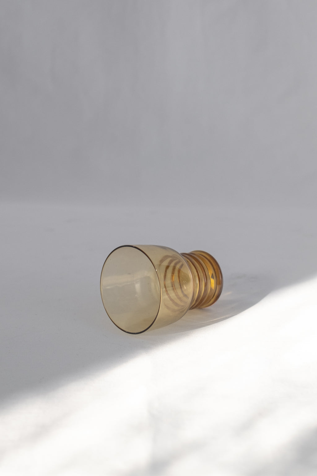 LOT DE HUIT VERRES À DIGESTIF EN VERRE ORANGÉS