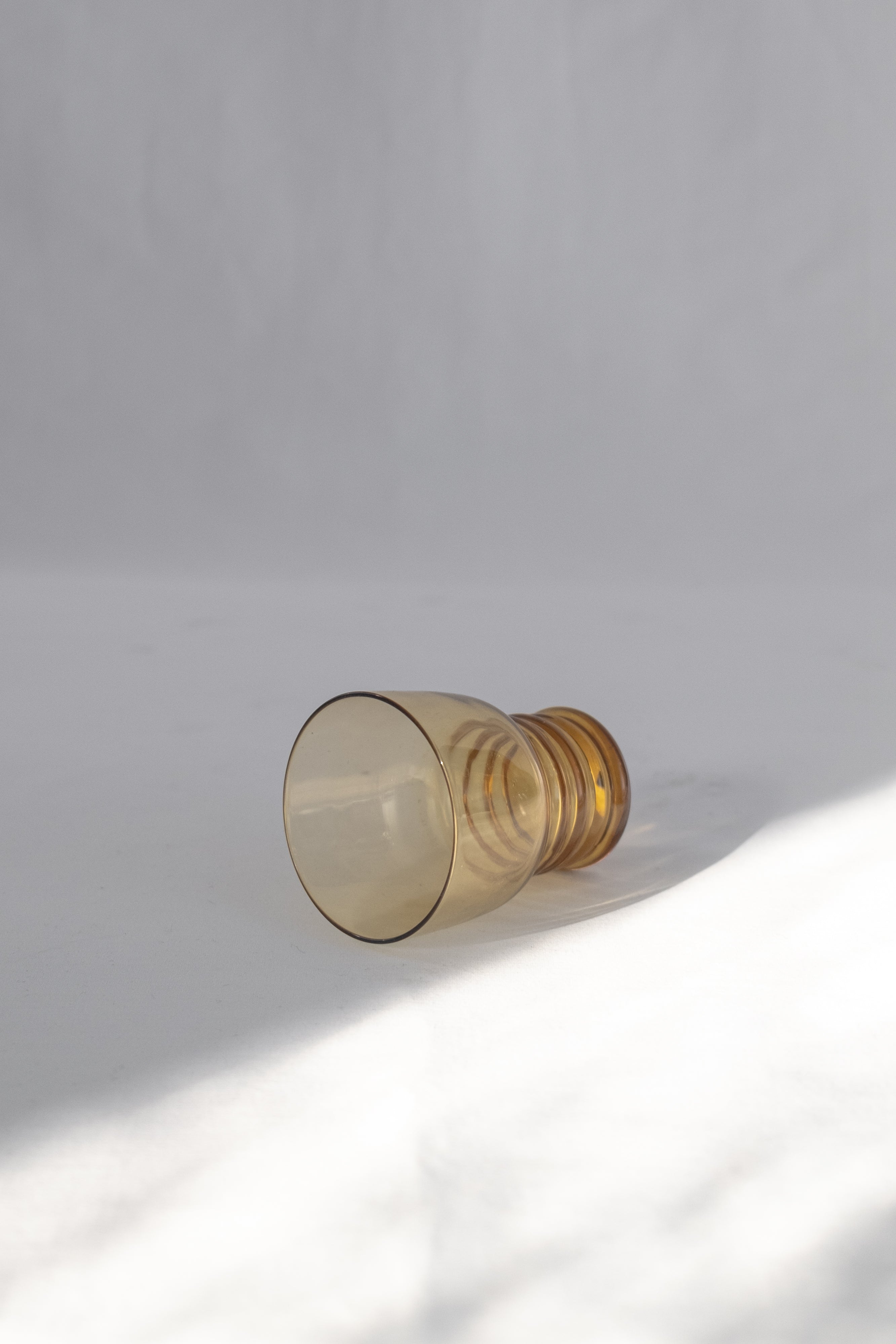 LOT DE HUIT VERRES À DIGESTIF EN VERRE ORANGÉS