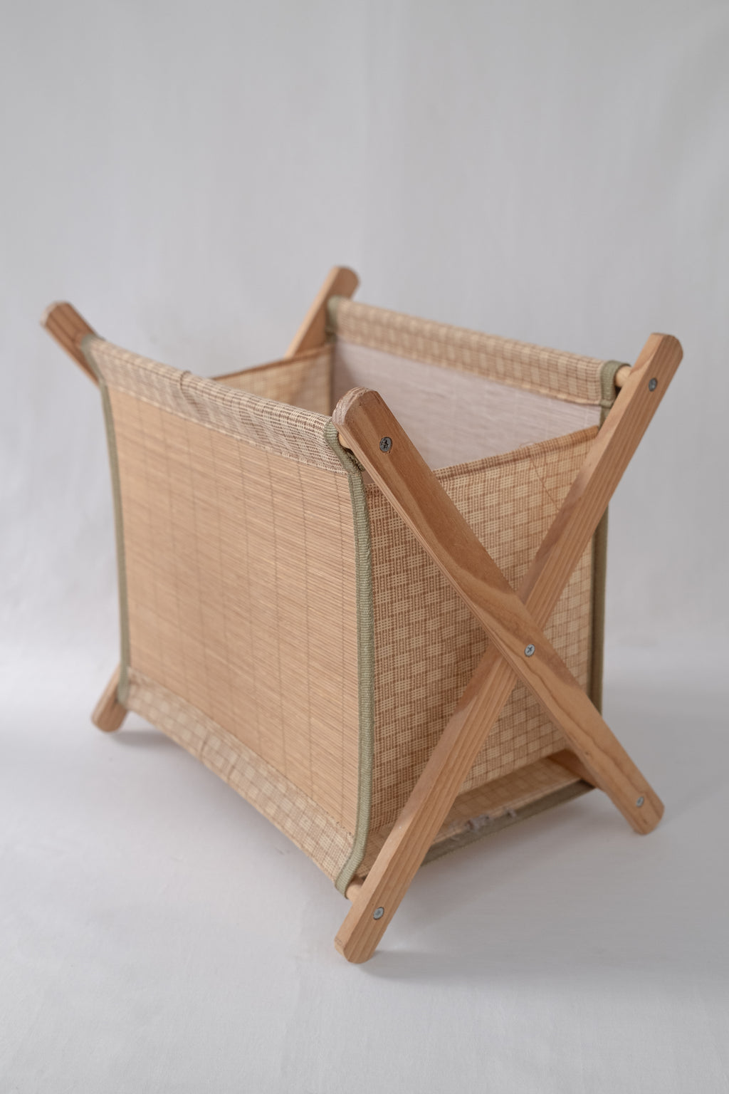 PORTE-REVUES EN BOIS ET TISSU
