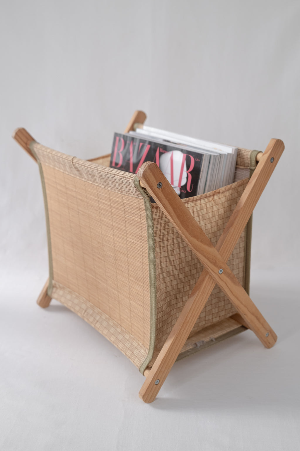 PORTE-REVUES EN BOIS ET TISSU