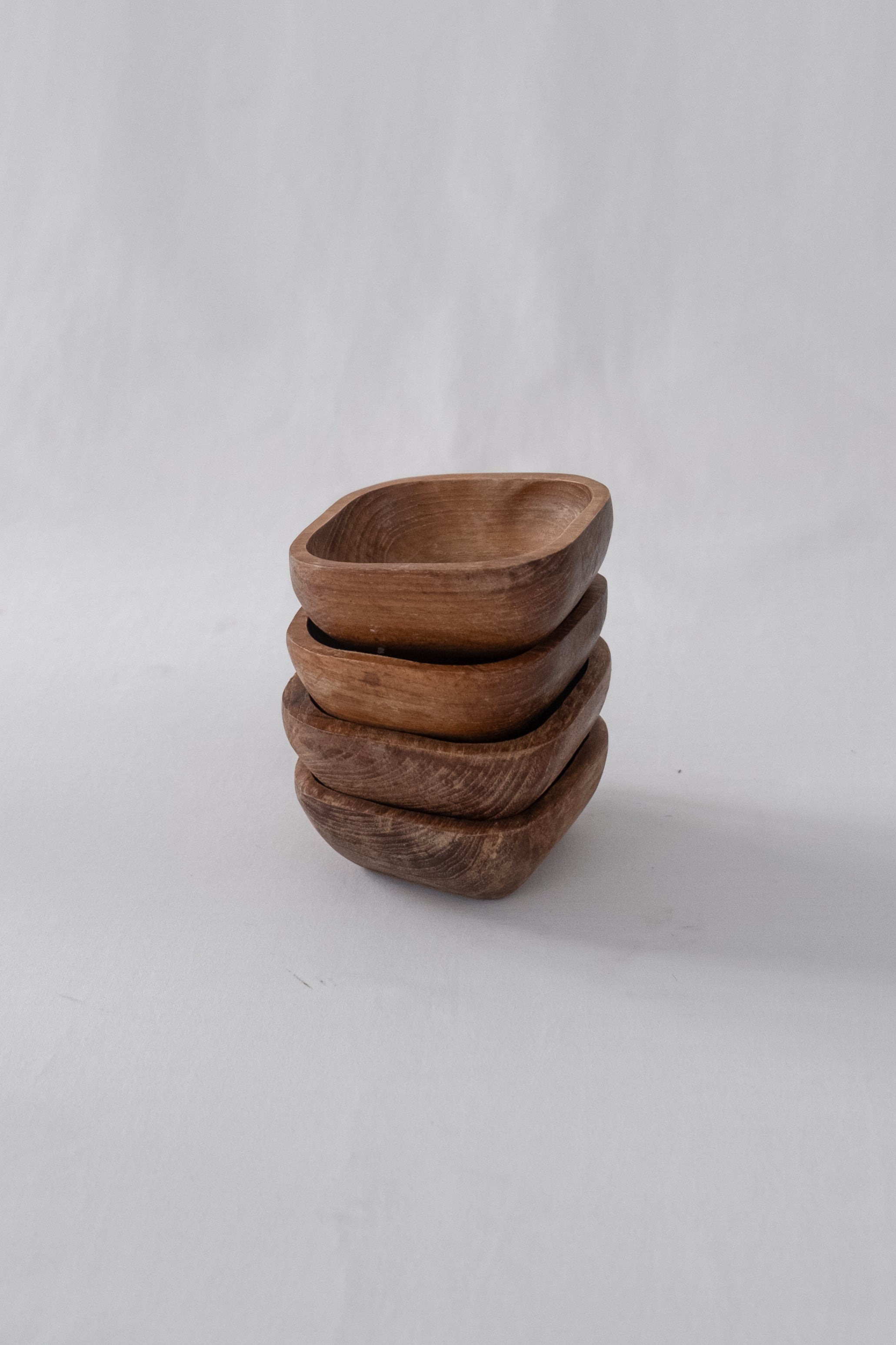 LOT DE QUATRE PETITES COUPELLES EN BOIS