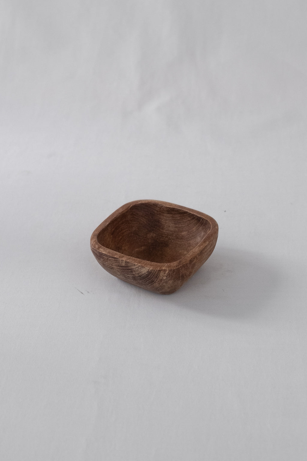 LOT DE QUATRE PETITES COUPELLES EN BOIS