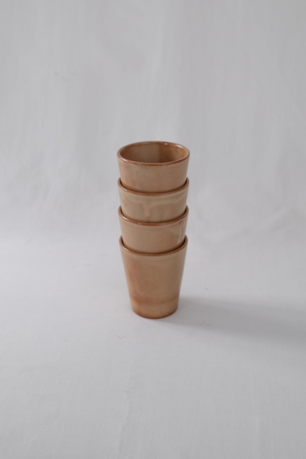 LOT DE QUATRE VERRES EN CÉRAMIQUE BRUN/ORANGÉ