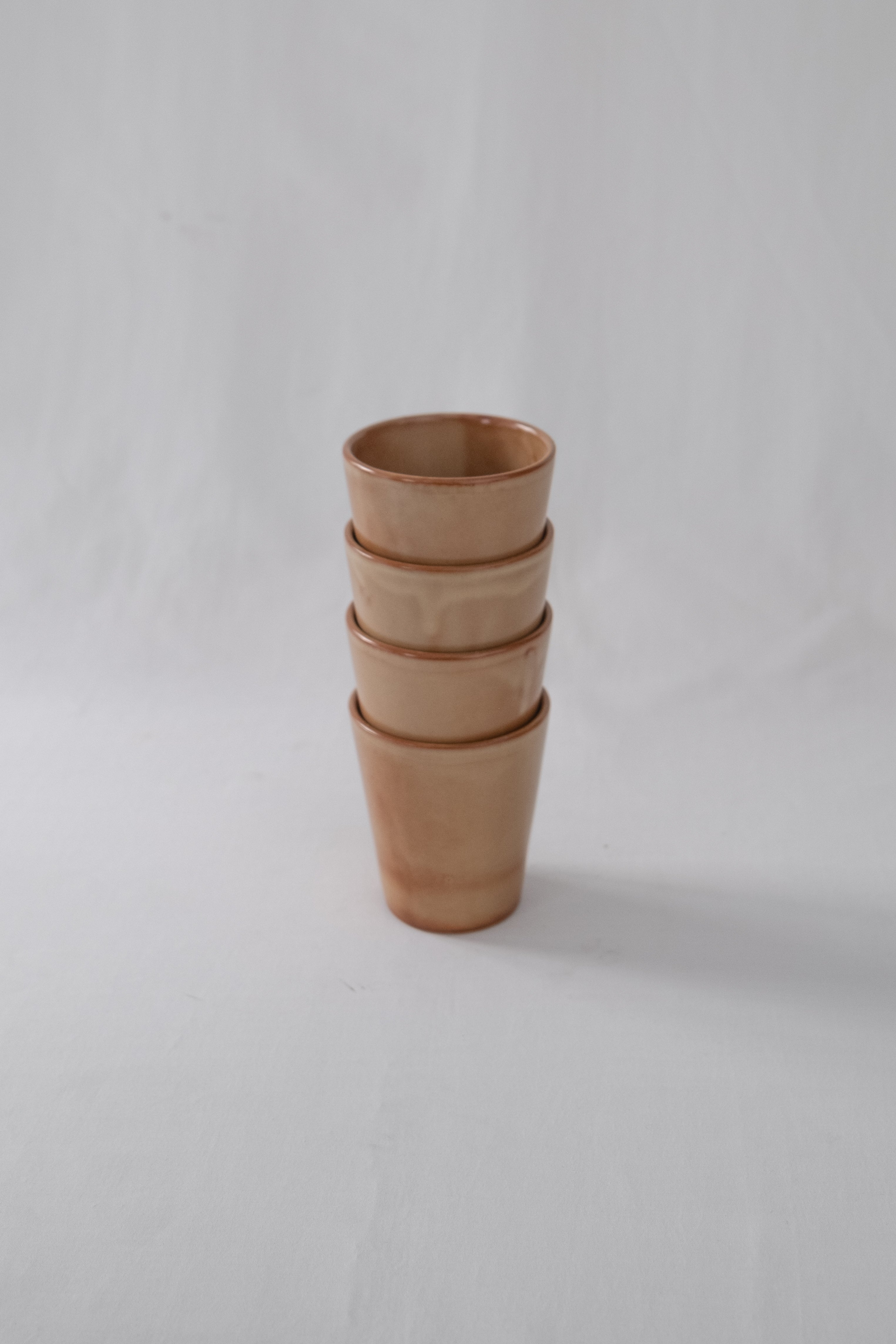 LOT DE QUATRE VERRES EN CÉRAMIQUE BRUN/ORANGÉ