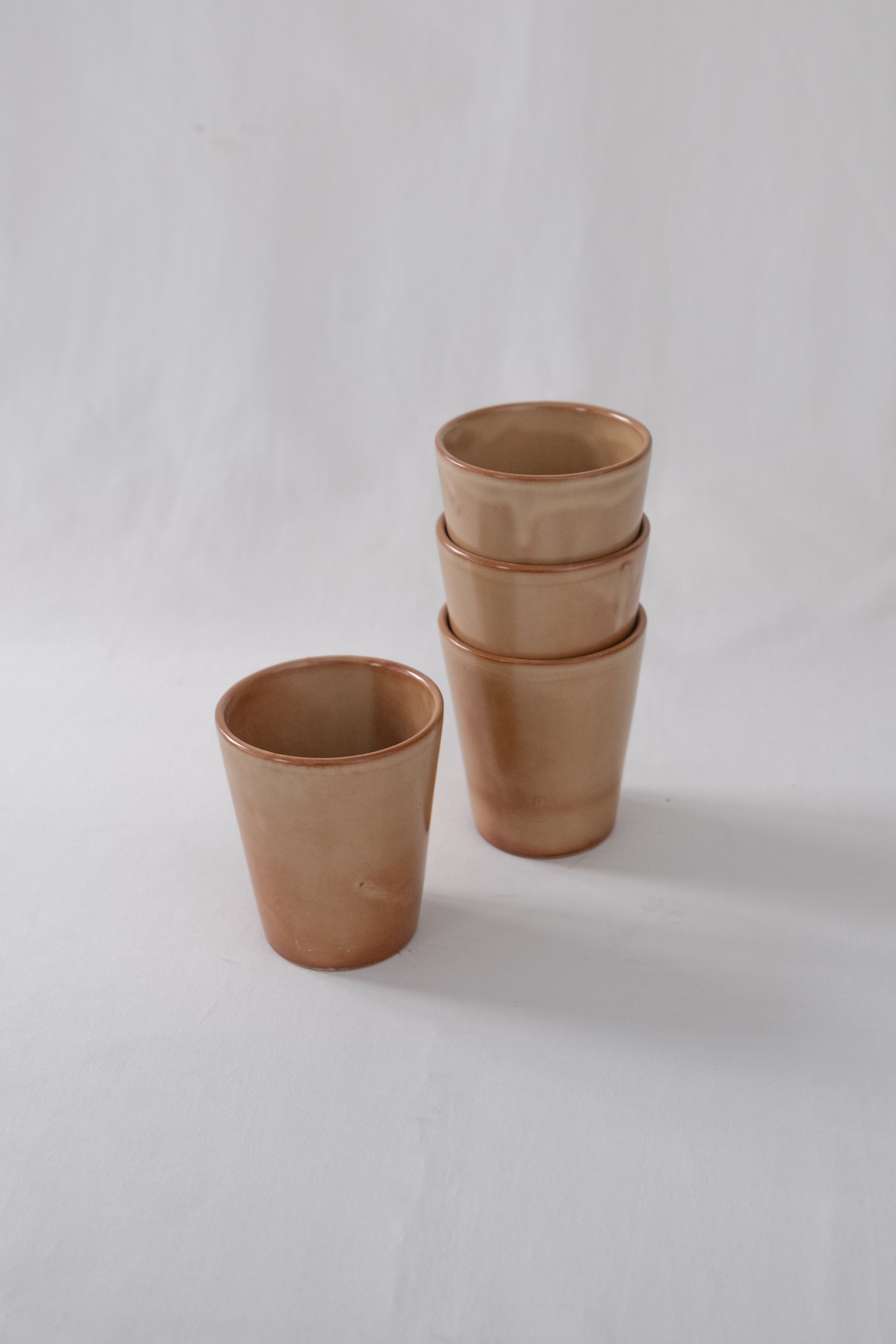 LOT DE QUATRE VERRES EN CÉRAMIQUE BRUN/ORANGÉ