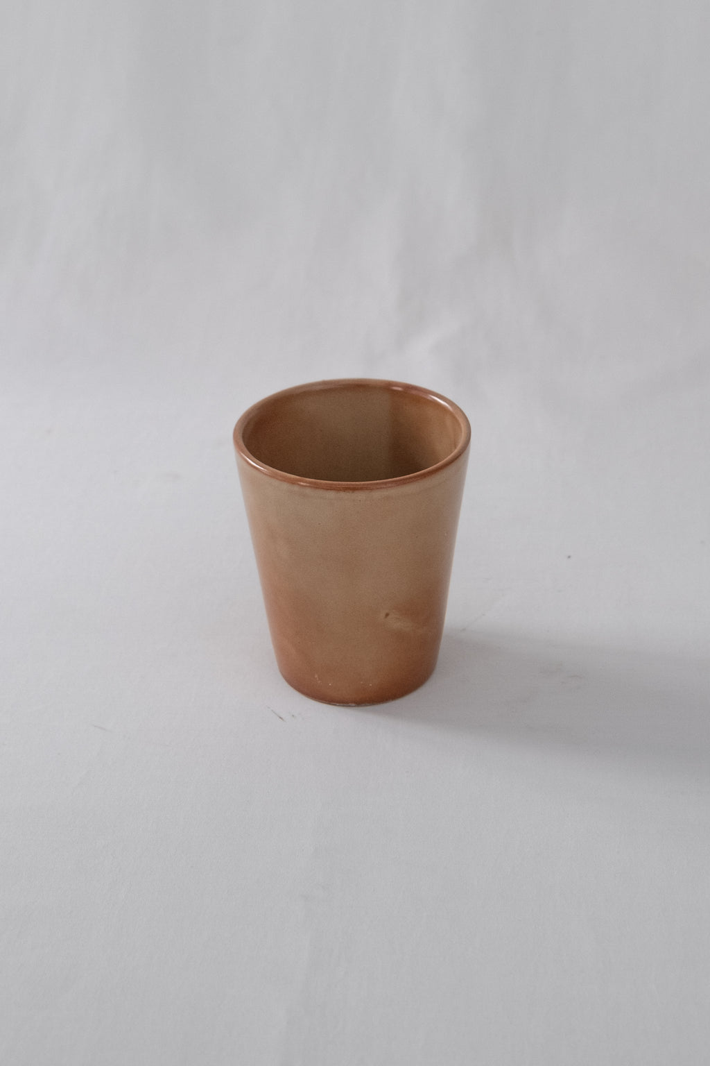 LOT DE QUATRE VERRES EN CÉRAMIQUE BRUN/ORANGÉ