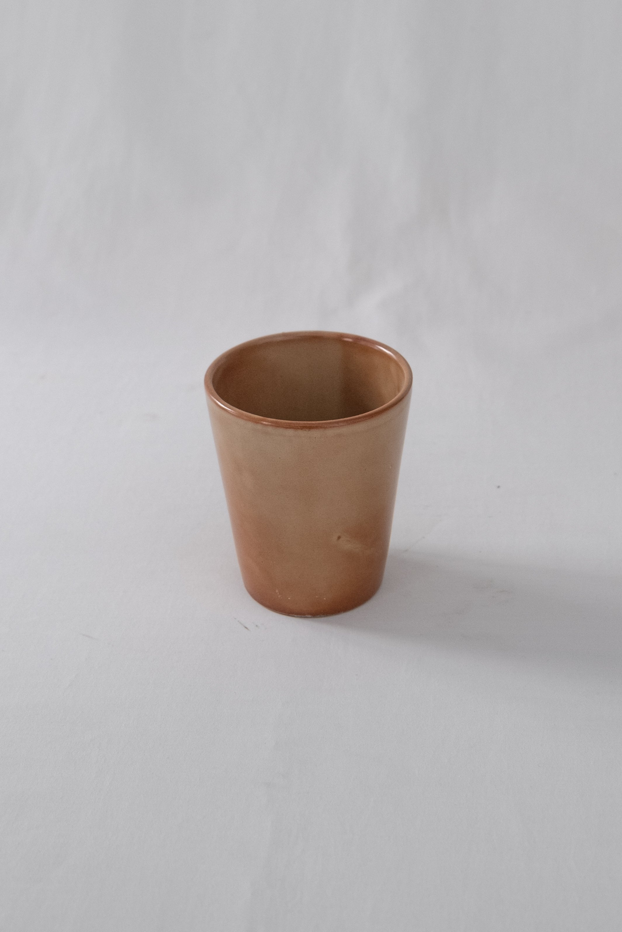 LOT DE QUATRE VERRES EN CÉRAMIQUE BRUN/ORANGÉ