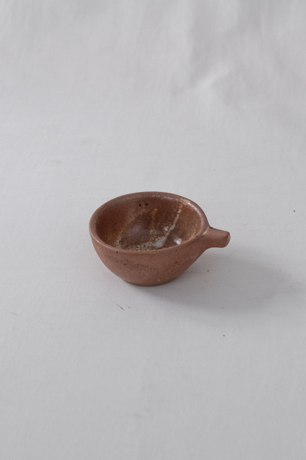 LOT DE CINQUE VERRES À DIGESTIF EN GRÈS BRUN