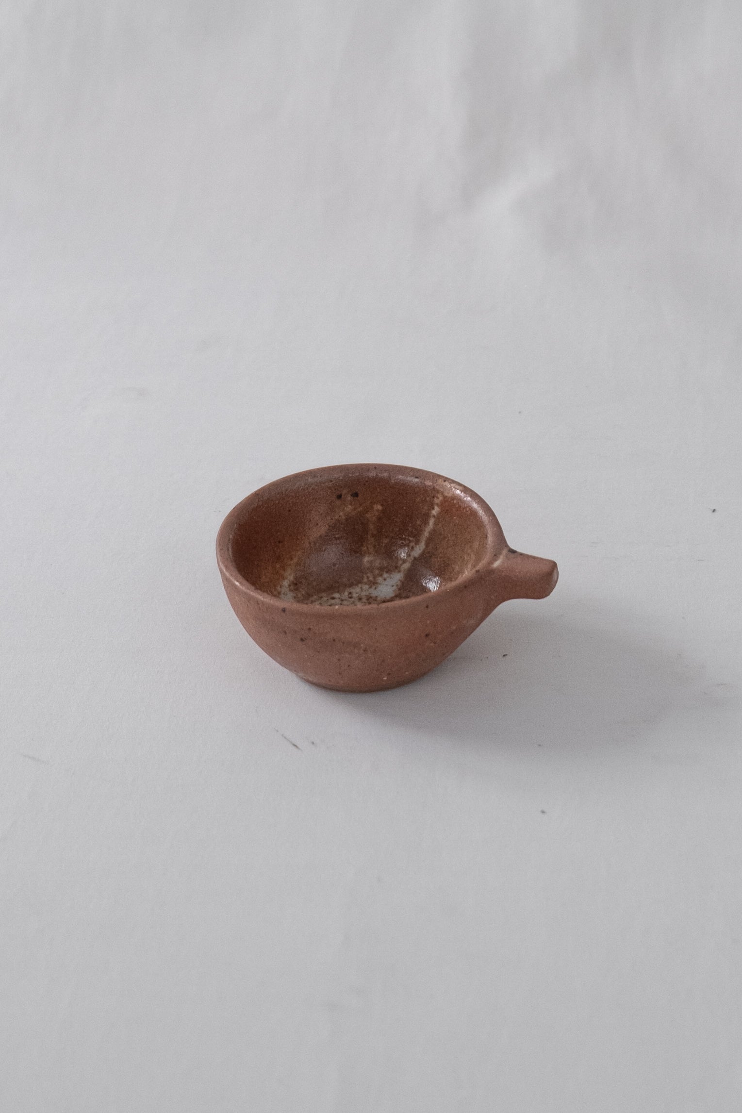 LOT DE CINQUE VERRES À DIGESTIF EN GRÈS BRUN