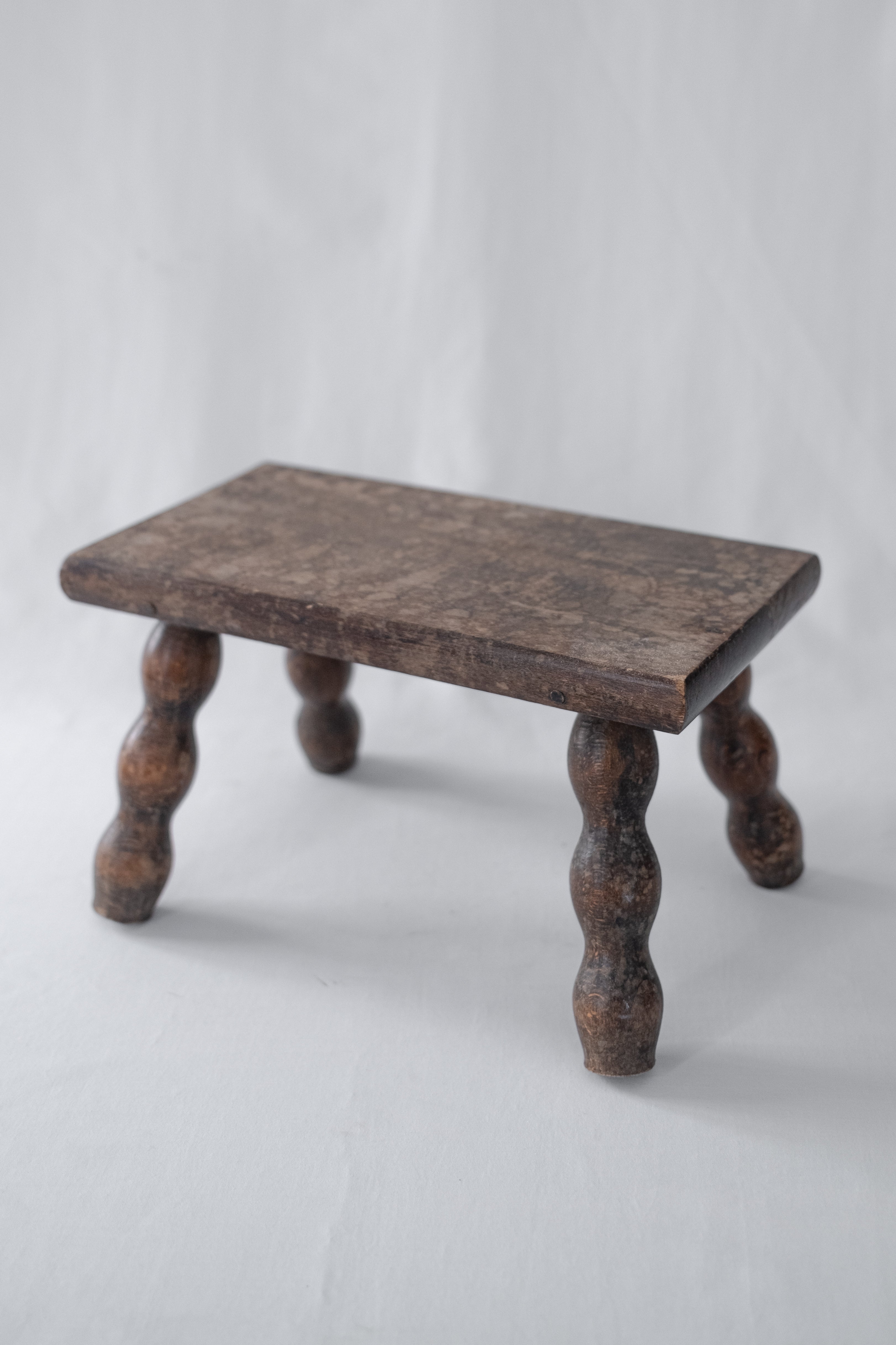 PETIT TABOURET EN BOIS