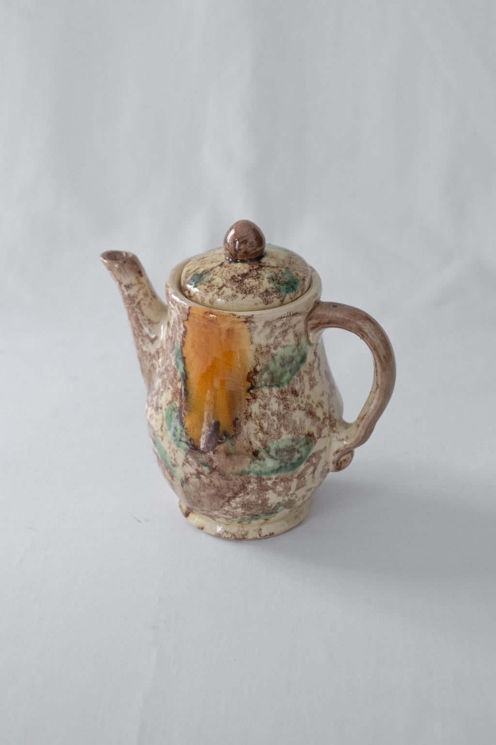 THÉIÈRE EN CÉRAMIQUE BEIGE, ORANGE ET VERTE