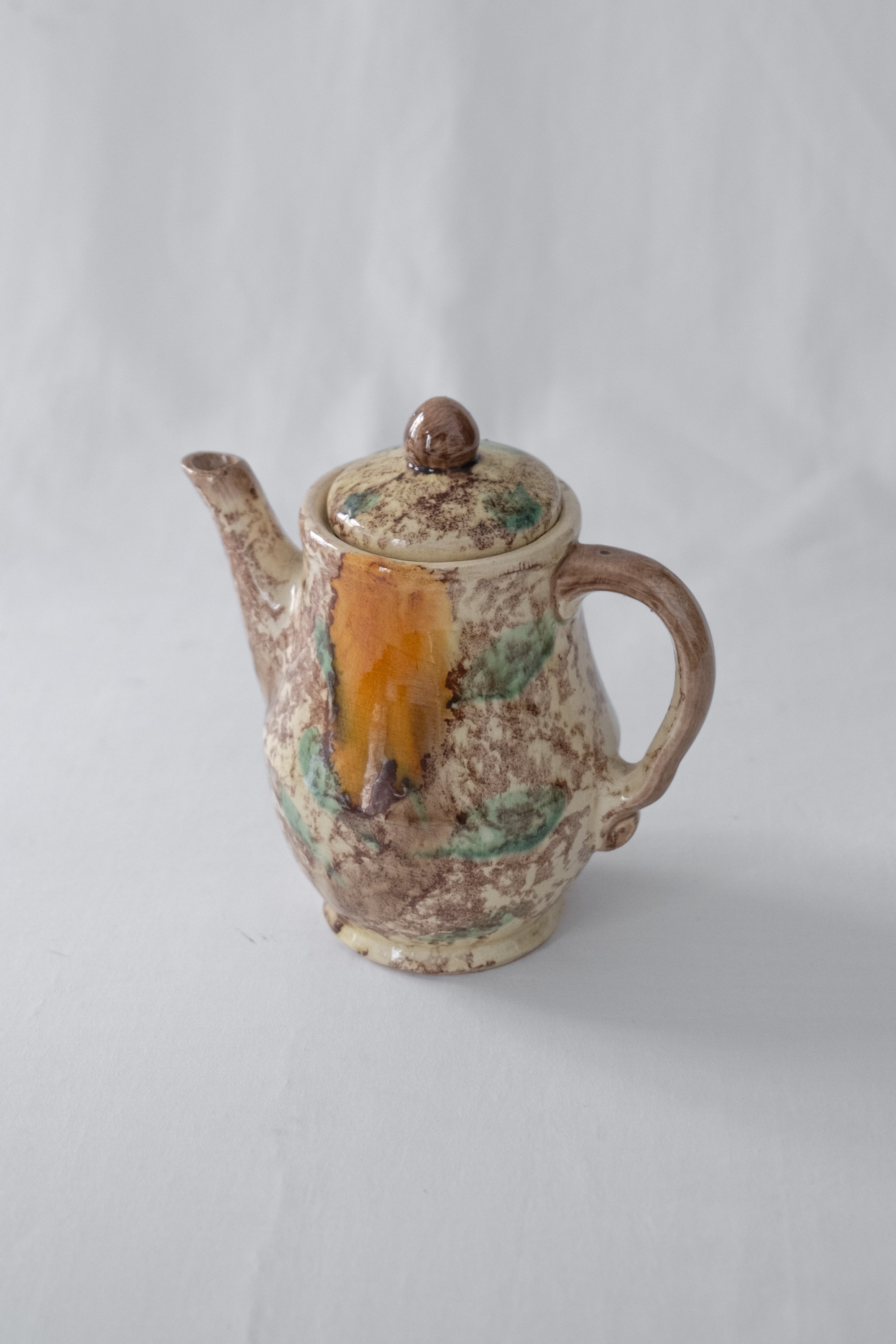 THÉIÈRE EN CÉRAMIQUE BEIGE, ORANGE ET VERTE