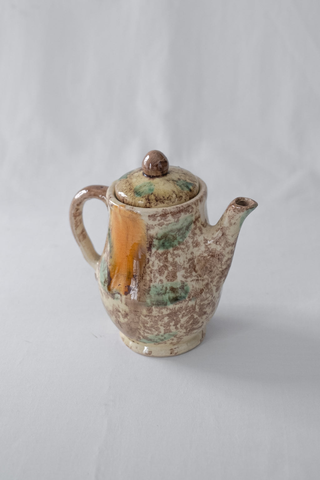 THÉIÈRE EN CÉRAMIQUE BEIGE, ORANGE ET VERTE