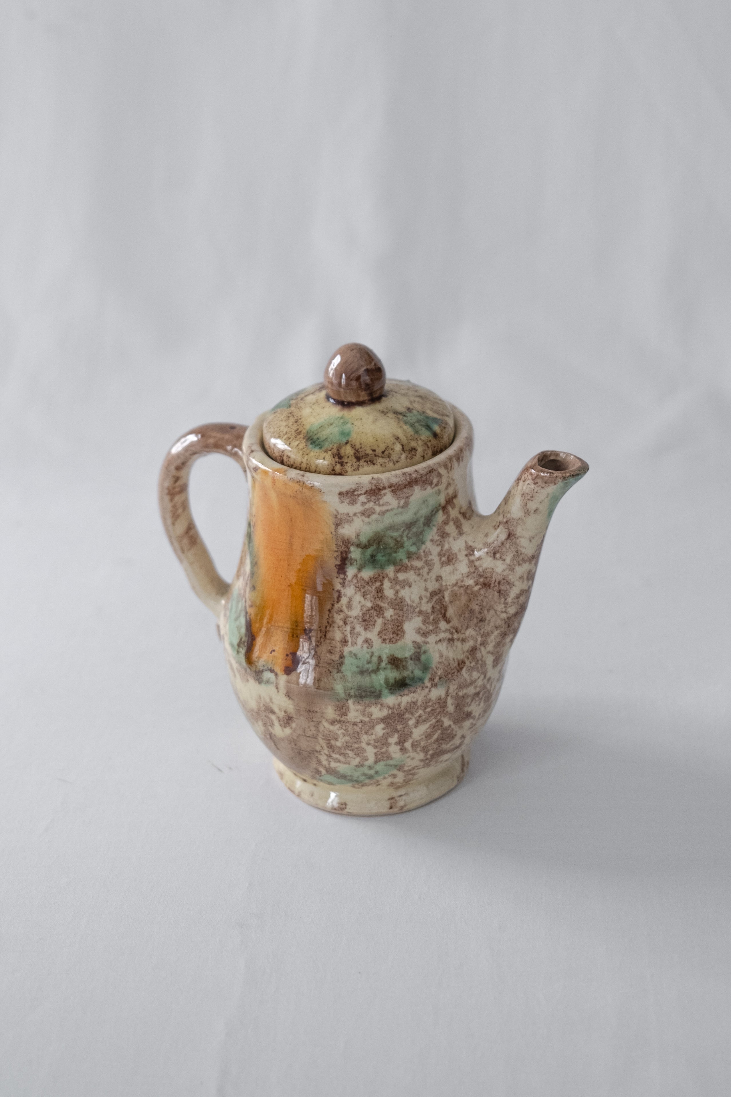 THÉIÈRE EN CÉRAMIQUE BEIGE, ORANGE ET VERTE