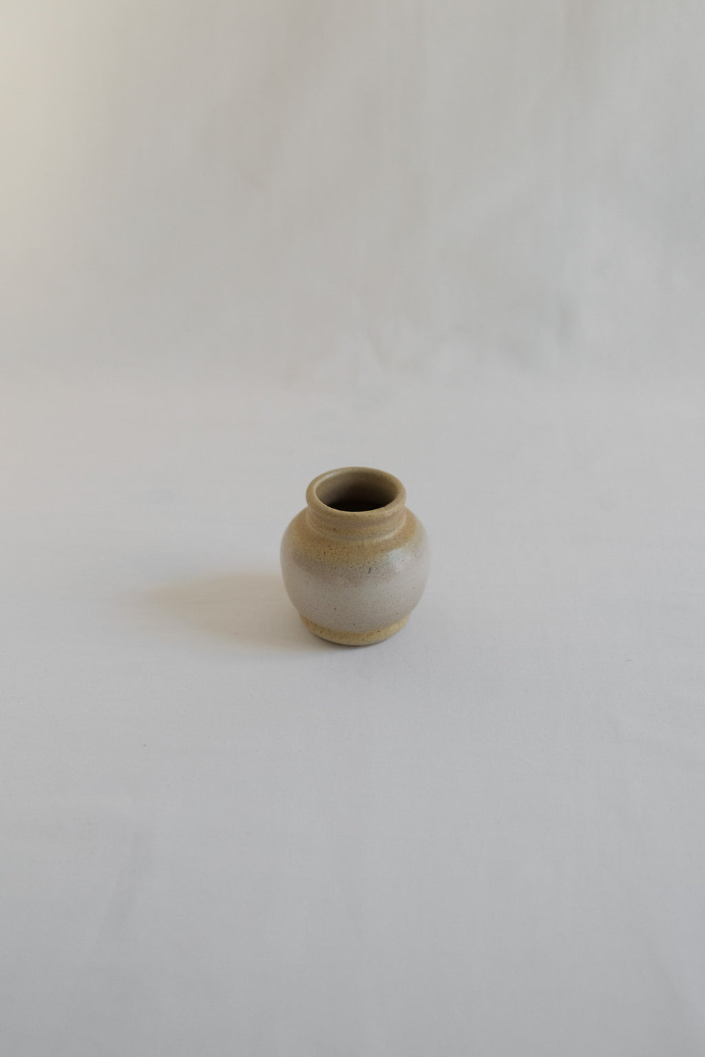 PETIT VASE EN CÉRAMIQUE BEIGE