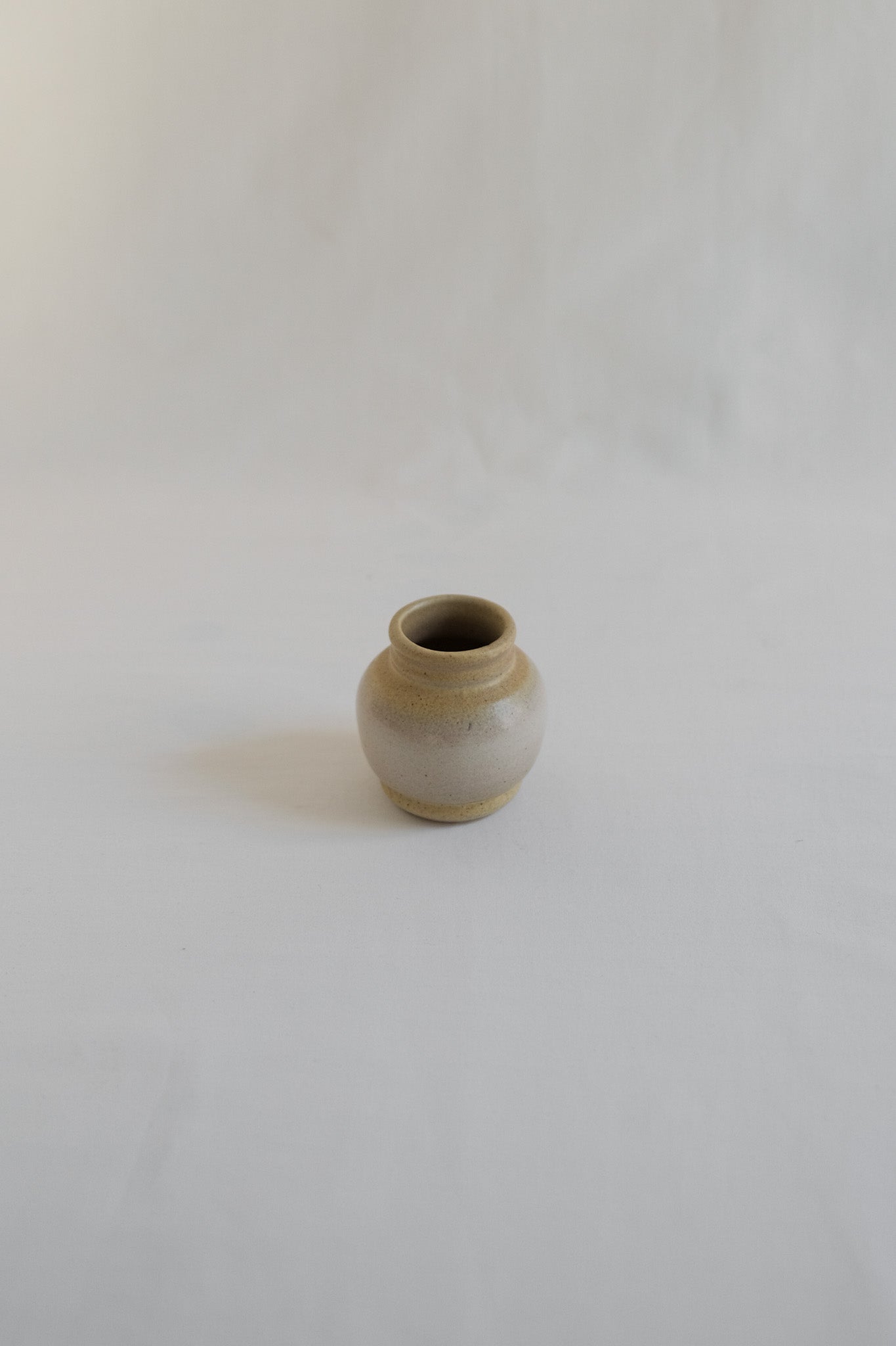 PETIT VASE EN CÉRAMIQUE BEIGE