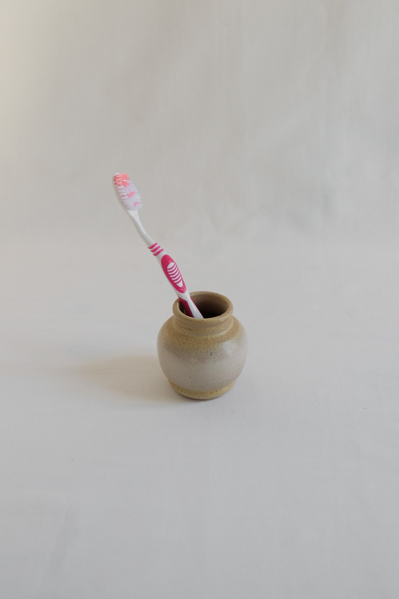 PETIT VASE EN CÉRAMIQUE BEIGE