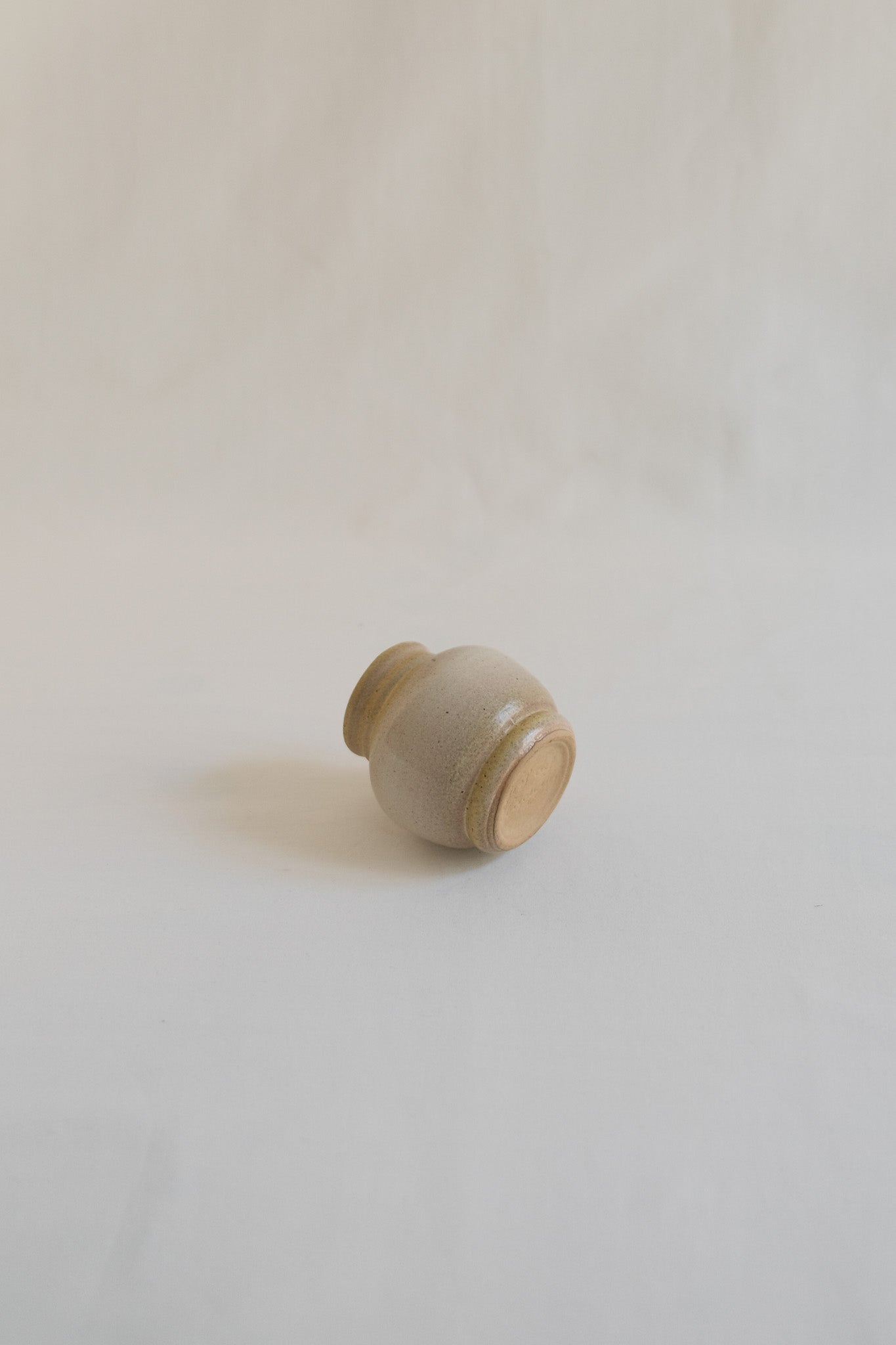 PETIT VASE EN CÉRAMIQUE BEIGE
