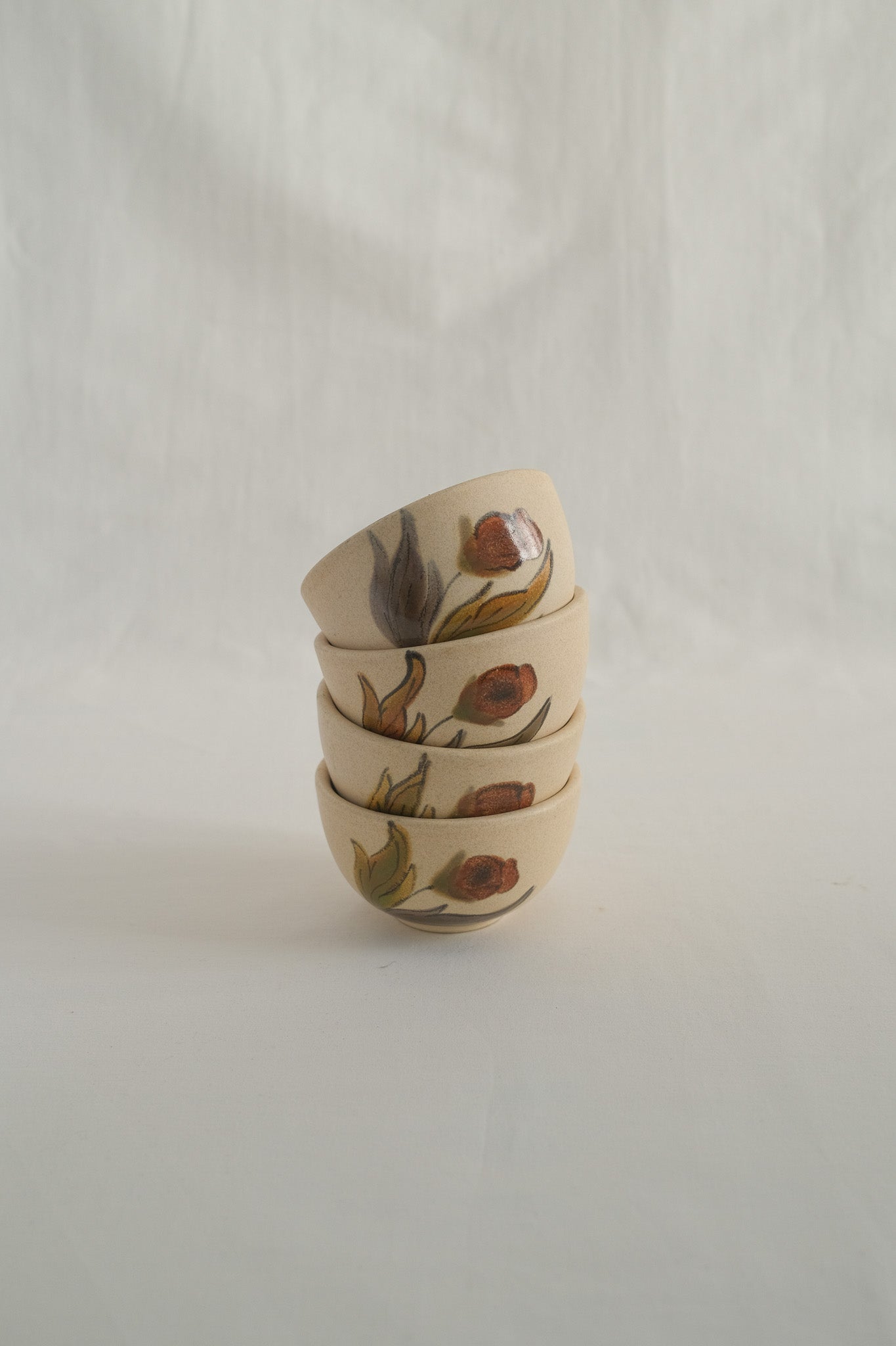 LOT DE PETITS BOLS EN CÉRAMIQUE BEIGE À MOTIF FLEURI