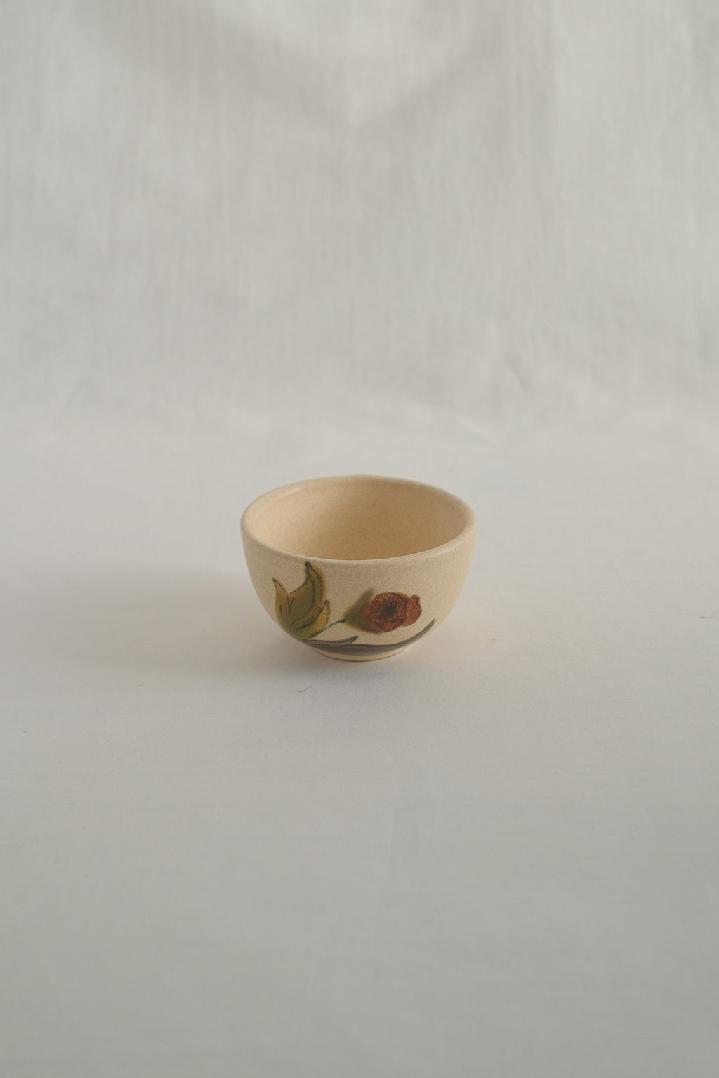 LOT DE PETITS BOLS EN CÉRAMIQUE BEIGE À MOTIF FLEURI