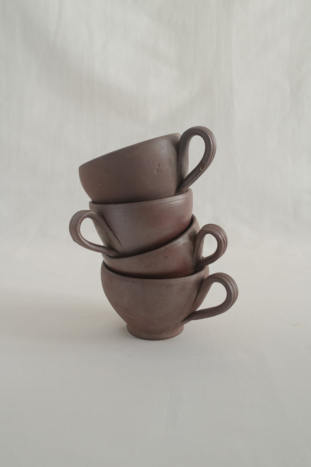 LOT DE QUATRE TASSES EN GRÈS PRUNE