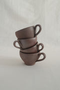 LOT DE QUATRE TASSES EN GRÈS PRUNE