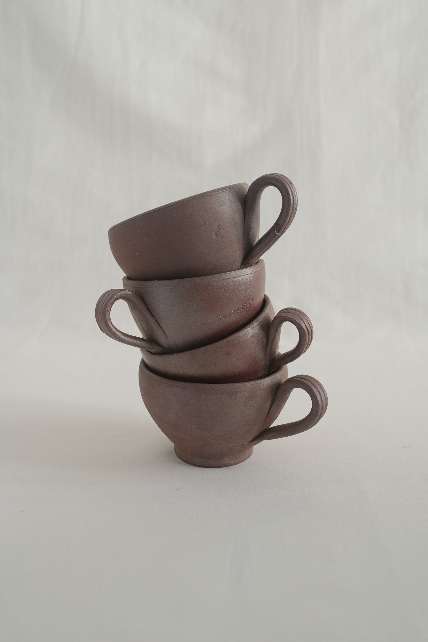 LOT DE QUATRE TASSES EN GRÈS PRUNE