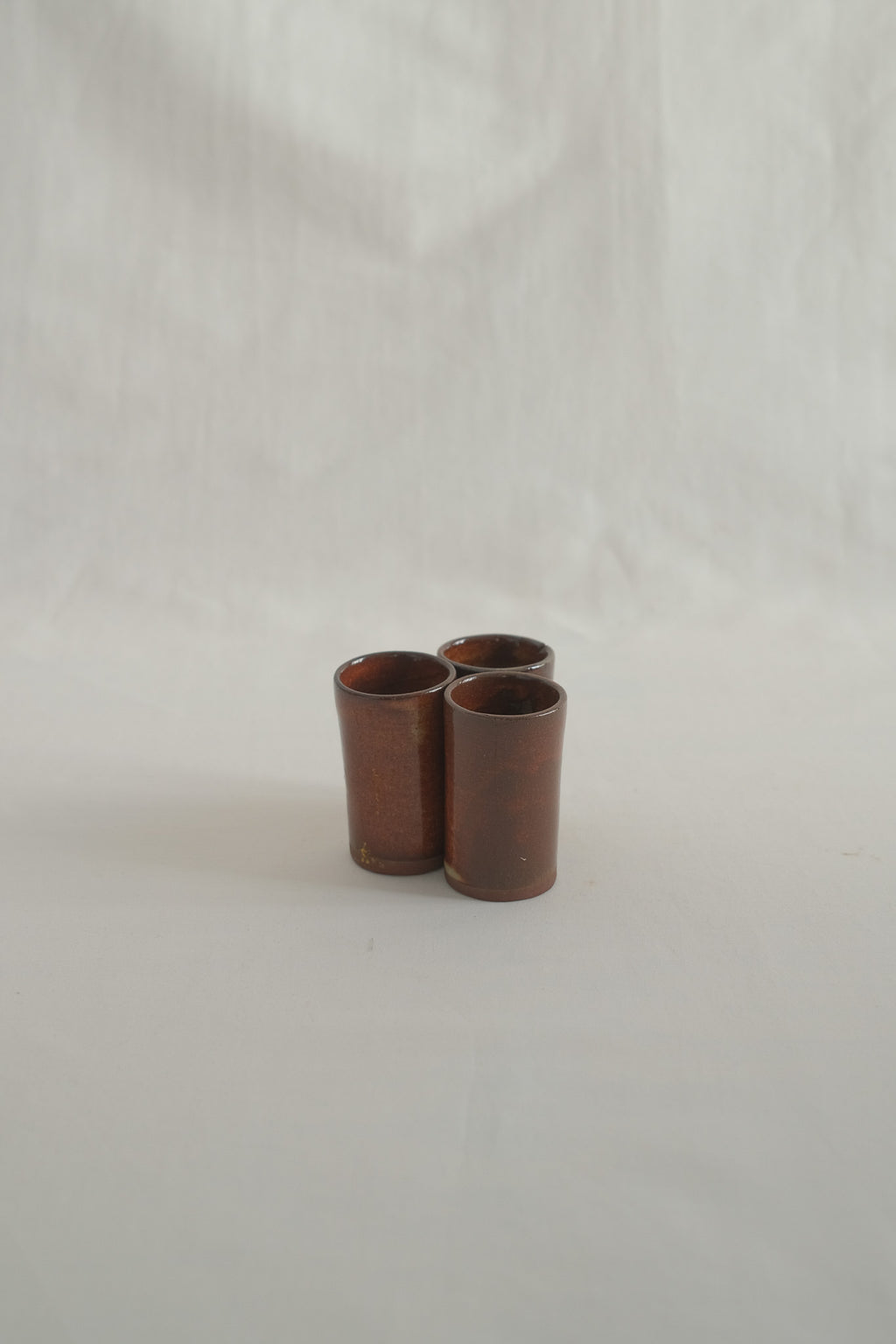 LOT DE VERRES À DIGESTIF EN CÉRAMIQUE