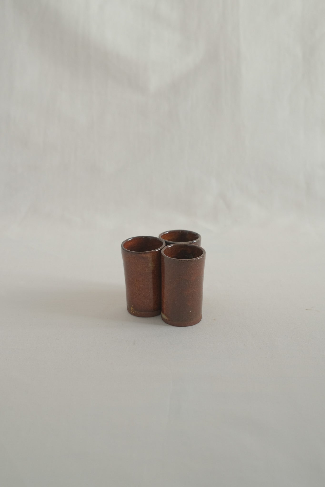 LOT DE VERRES À DIGESTIF EN CÉRAMIQUE